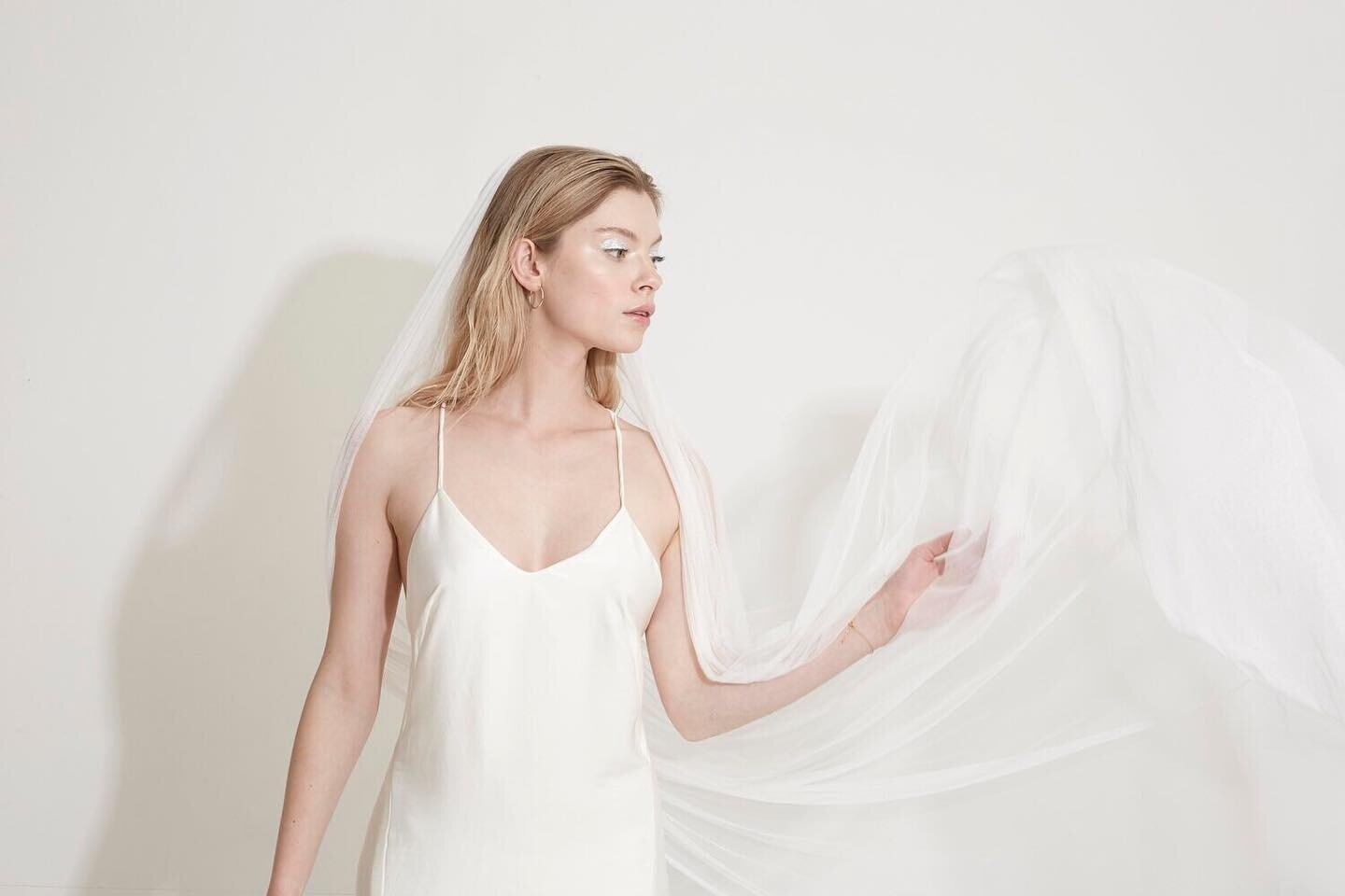 The luxe minimal veil

Super soft and drapes like a dream. Also, as it&rsquo;s 2m long, you can use the fabric after your wedding day and create something new with it.

A top, a shirt, a skirt, whatever your imagination allows! As it&rsquo;s 100% sil