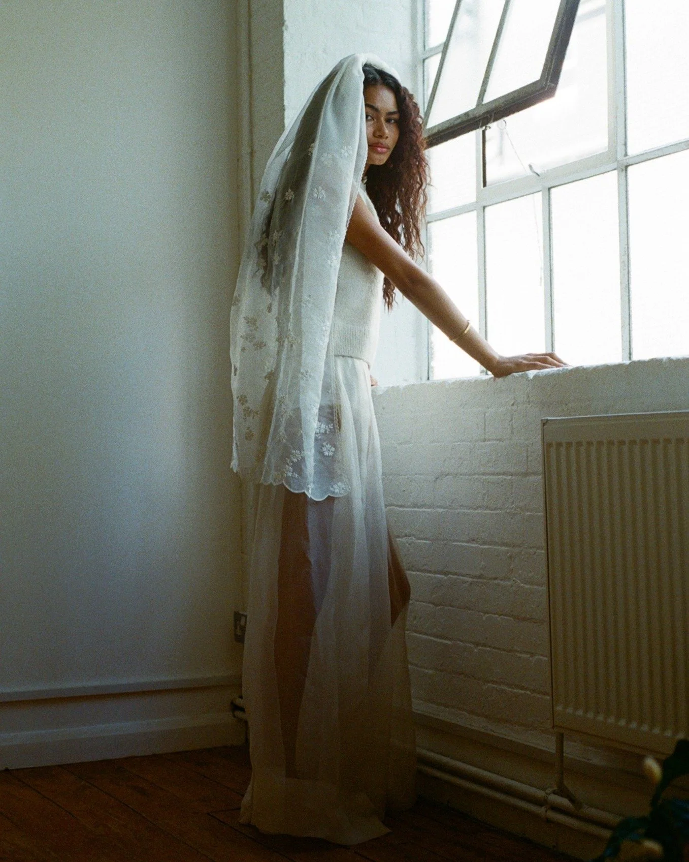 Harvest veil
Embroidered silk organza in a raw daisy design, with a scallop edge hem and delicate scallop lace.
.
.
.
.
.
.
.
.
.
.
.
.
#talc #talcbride #contemporarybridal #modernbrides #2026bride #2027bride #veils #silk #organza #embroudery