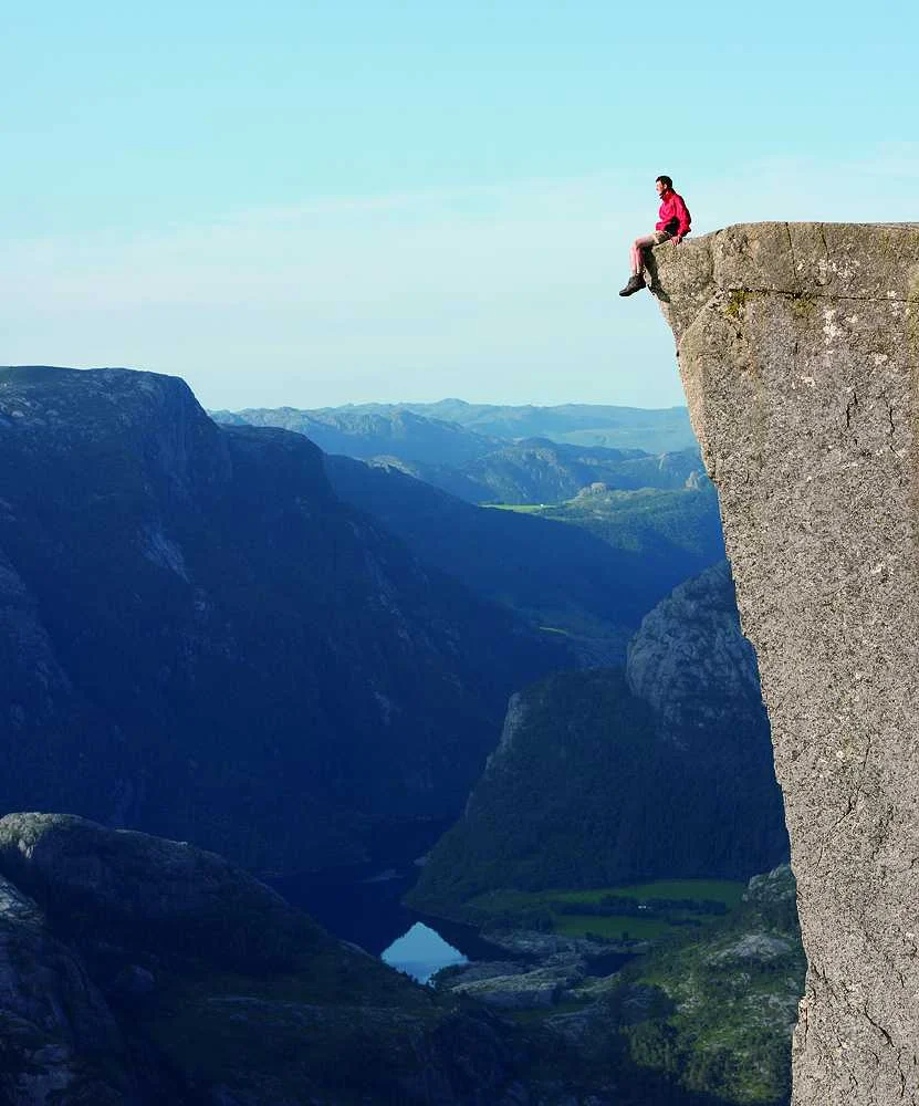 三面都是近90度的懸崖峭壁,直視呂瑟峽灣Lysefjorden(圖片來源: Shutterstock)