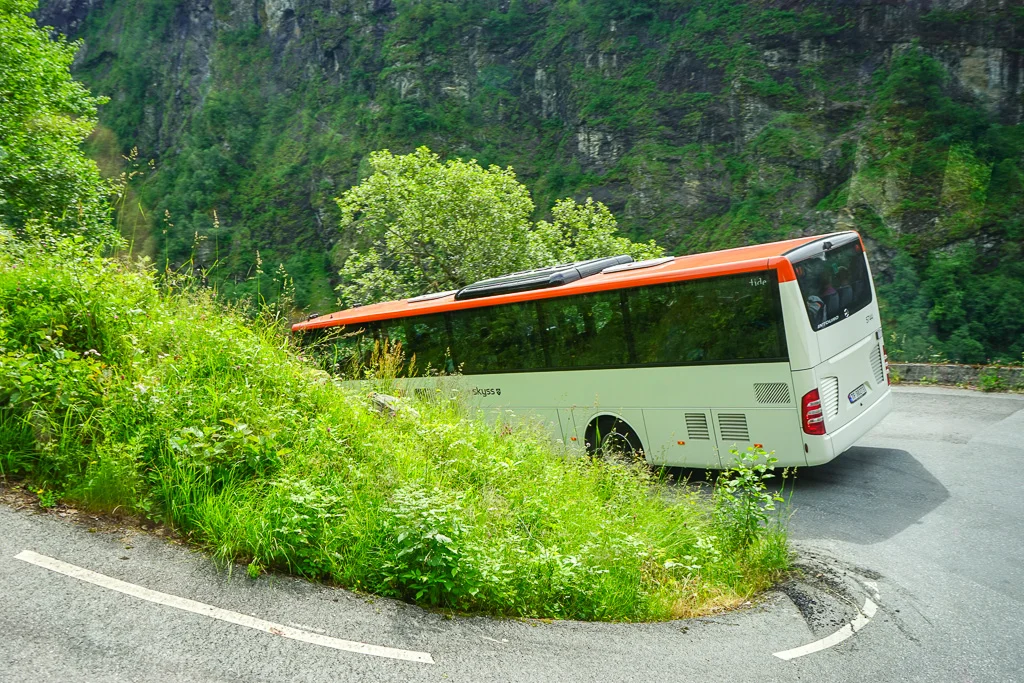劈山而建的單程路,需要經過13個髮夾灣才能完成下山的路程,驚險程度絕對滿分!