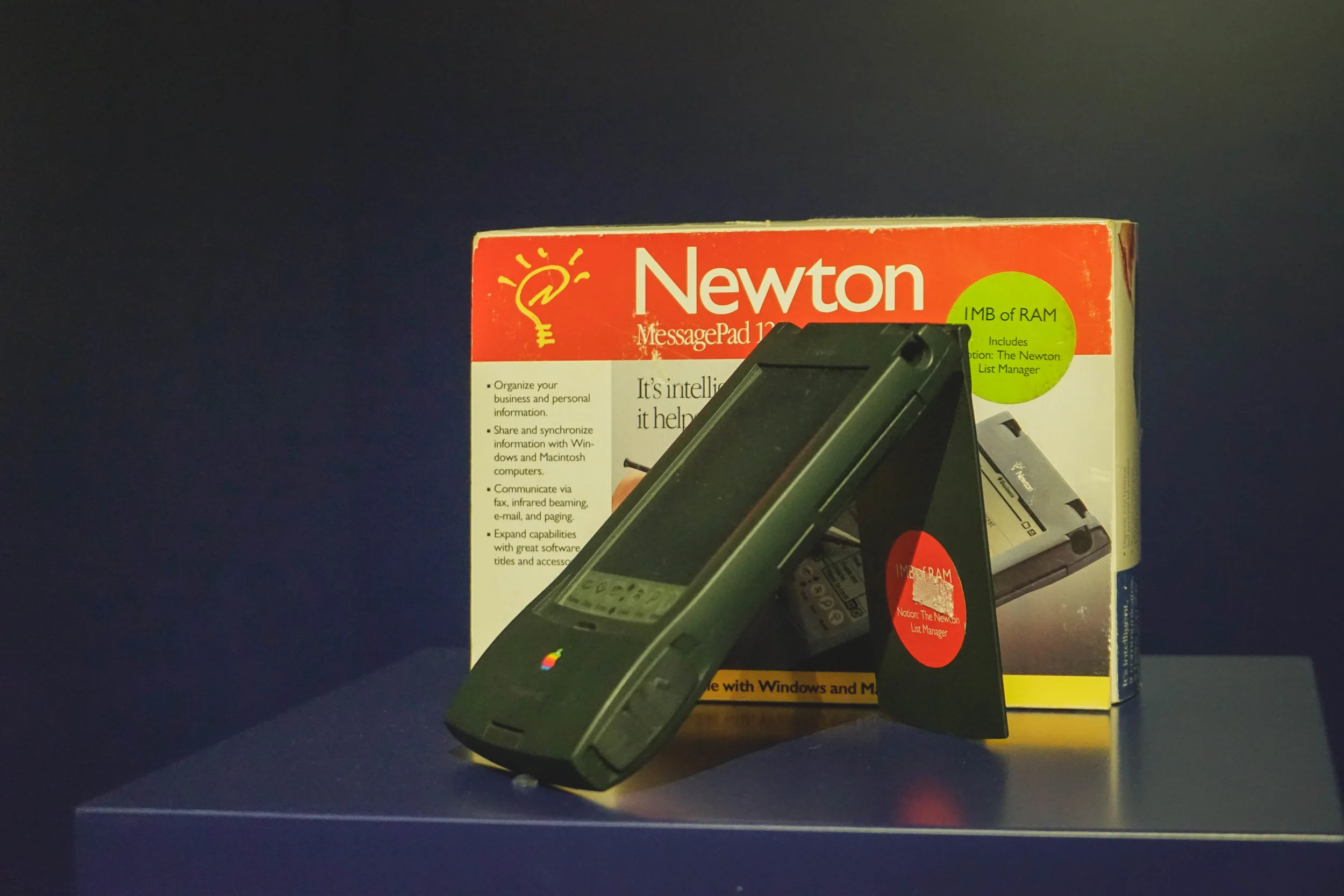 想不到,連科技巨擘蘋果也有失敗的一天。在1995年推出的掌上電腦Newton,是當時首部有手寫功能的掌上電腦,由於售價高昂而不能普及。很快便被教主Steve Jobs叫停生產。不過現在看來,只是Newton走在潮流尖端,世界跟不上吧。現在每個人手中,不都是有部「Newton」嗎?