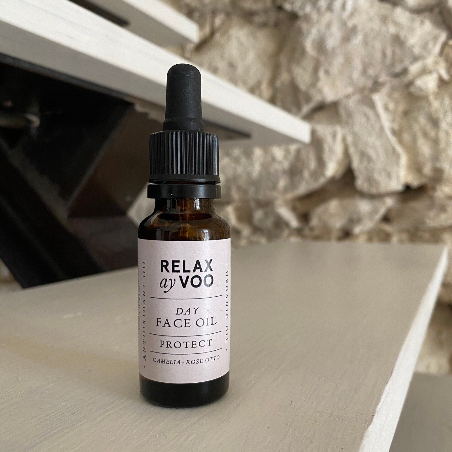 PUFFY CLOUDS, PINK MARSHMALLOWS AND AN EARLY MORNING MIST, KISSING THE ROSE PETALS . 
Many love the scent of this precious moisturising serum containing Rose otto essential oil. 
&lsquo;Rosa damascena&rsquo; has uplifting, rejuvenating and energising
