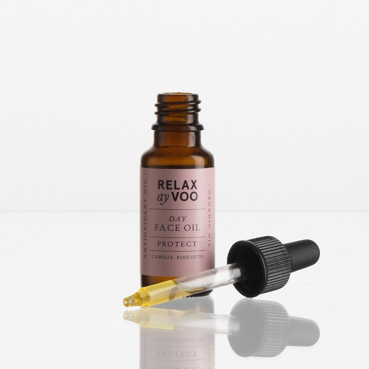 SINKS INTO THE SKIN

Facial oil is an outstanding alternative to traditional moisturisers. 💧 
Top tip: place 5 drops into your hands and warm the oil. Inhale deeply through the nose. 
For the best results, massage onto the skin thoroughly, ensuring 