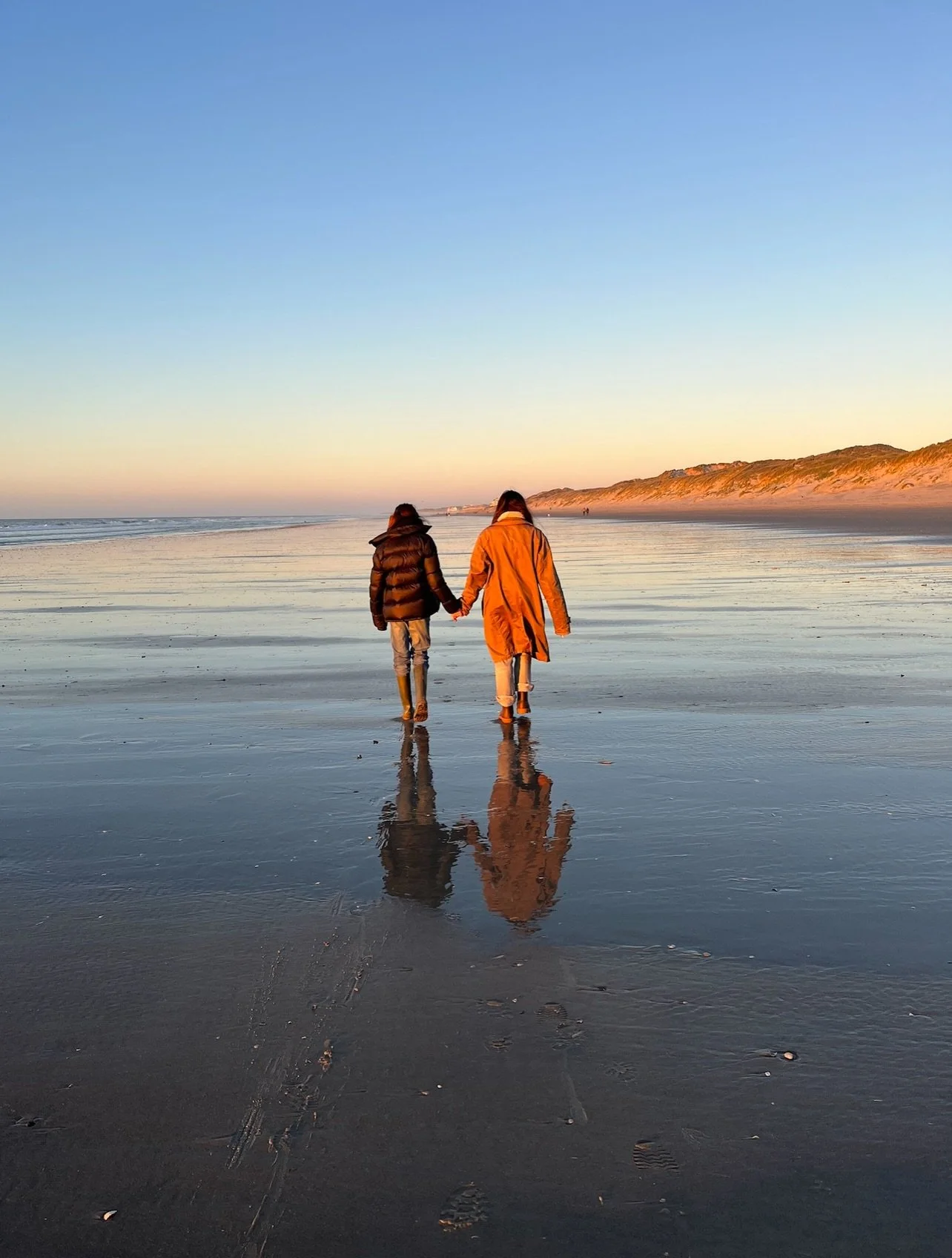 These past few weeks have been challenging for a few people close to me. I could feel so many broken or overwhelmed hearts  grief, confusion, and change and at moments, mine ached alongside theirs.
It reminded me how deeply the heart lives in both ou