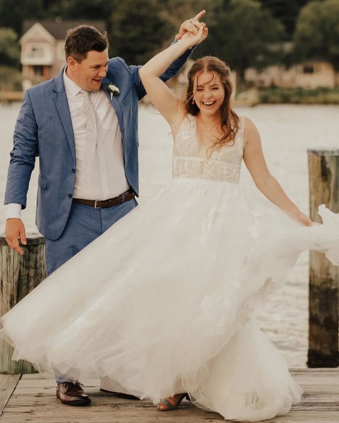 Who else was enjoying the weather outside the last few days like it's the beginning of summer instead of the middle of Fall?? 

Our #butterflybride Kerry looks amazing and like she's having the best time during her wedding back in August! 🎉🎉🎉