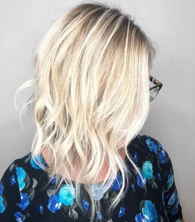 icy cool tones.❄️ full balayage +  @wellahair freelights. styled w/ @oribe imperial + gel serum + dry texture.
via @aliinhair
.
.
.
#balayage #ombre #haircolor #olaplex #modernsalon #behindthechair #hairstyle #wilmingtonnchairstylist #pursuepretty #f