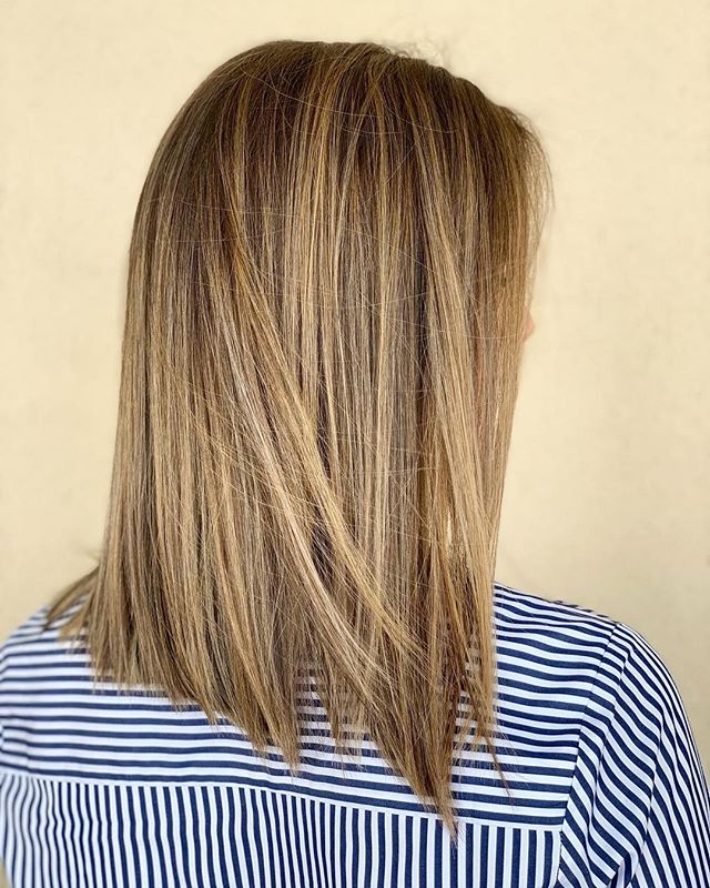 the blend on this beauty is just woah! 👏👏 shoutout to @ramseytobey⁣
.⁣
.⁣
.⁣
#foilyage #goldwellapprovedus #razorcuts #blendedcolor #oribe #oribeobsessed #hair #oribehair #hairstylist #beauty #modernsalon #behindthechair #oribehaircare #wilmingtonn