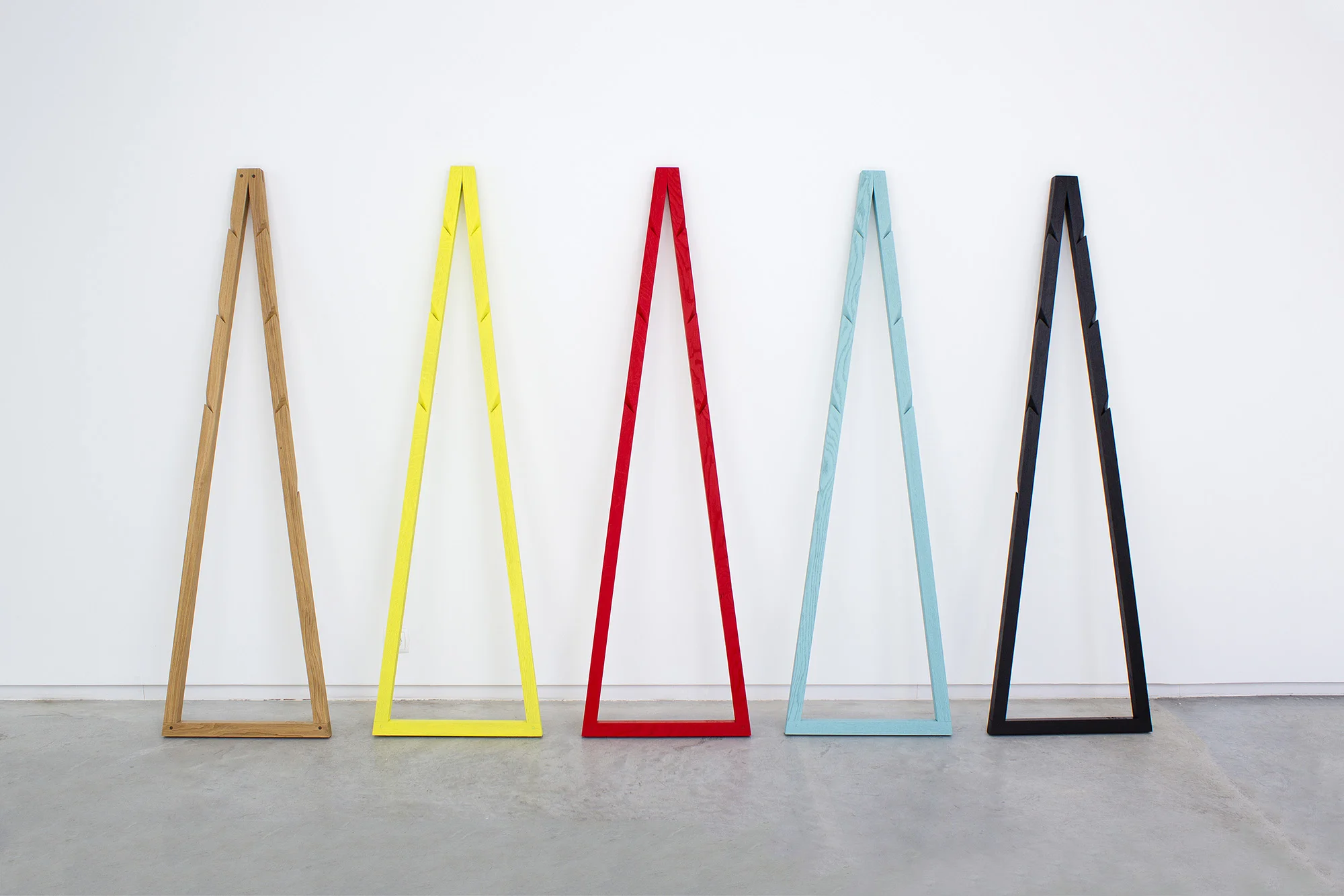 low-Galula-Pendura-CoatStand-allcolors-amb-2.jpg
