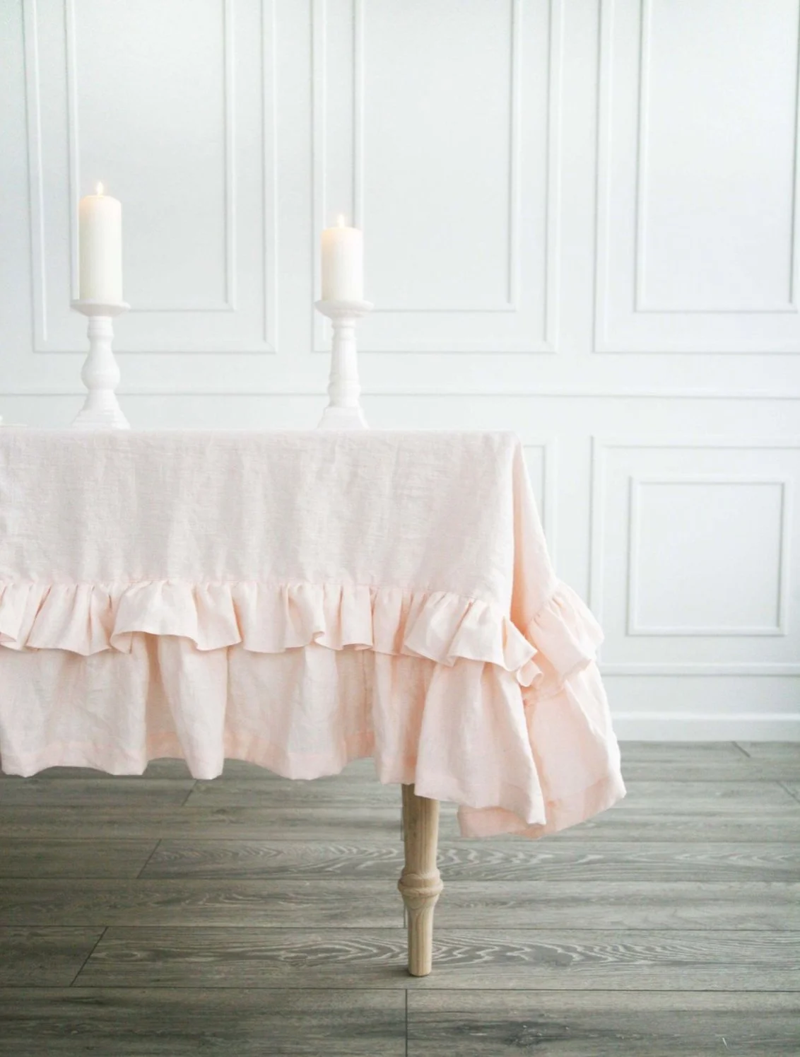 Linen tablecloth with ruffles