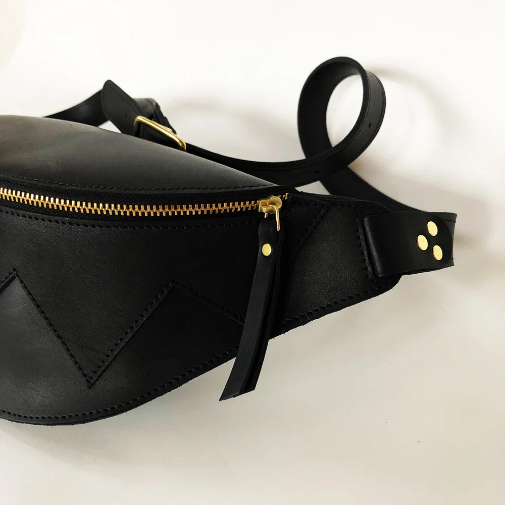 ZIG ZAG FANNYPACK_BLACK_SIDE.jpg