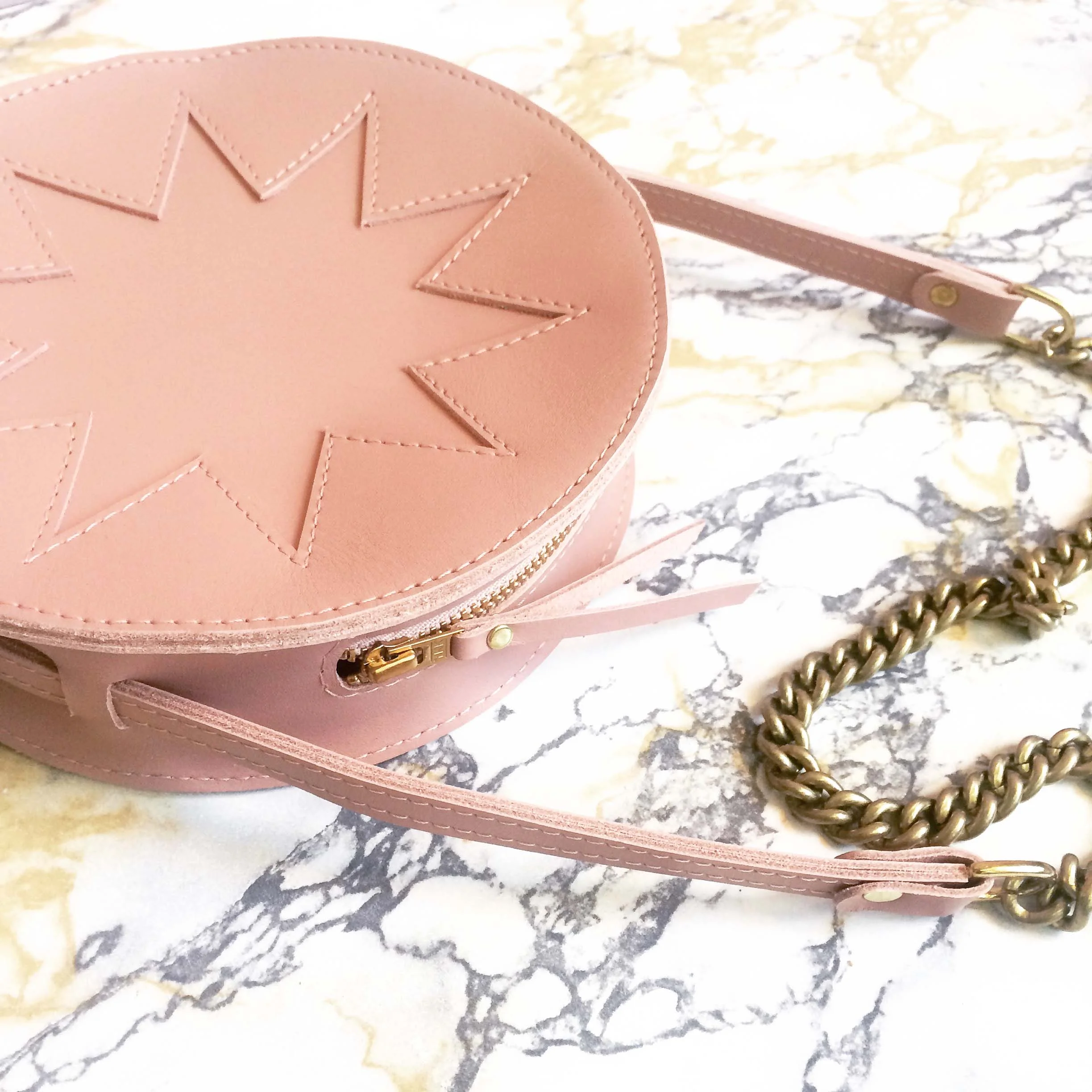 1000x1000_zigzagCirclePurse_Pink_sfeer.jpg