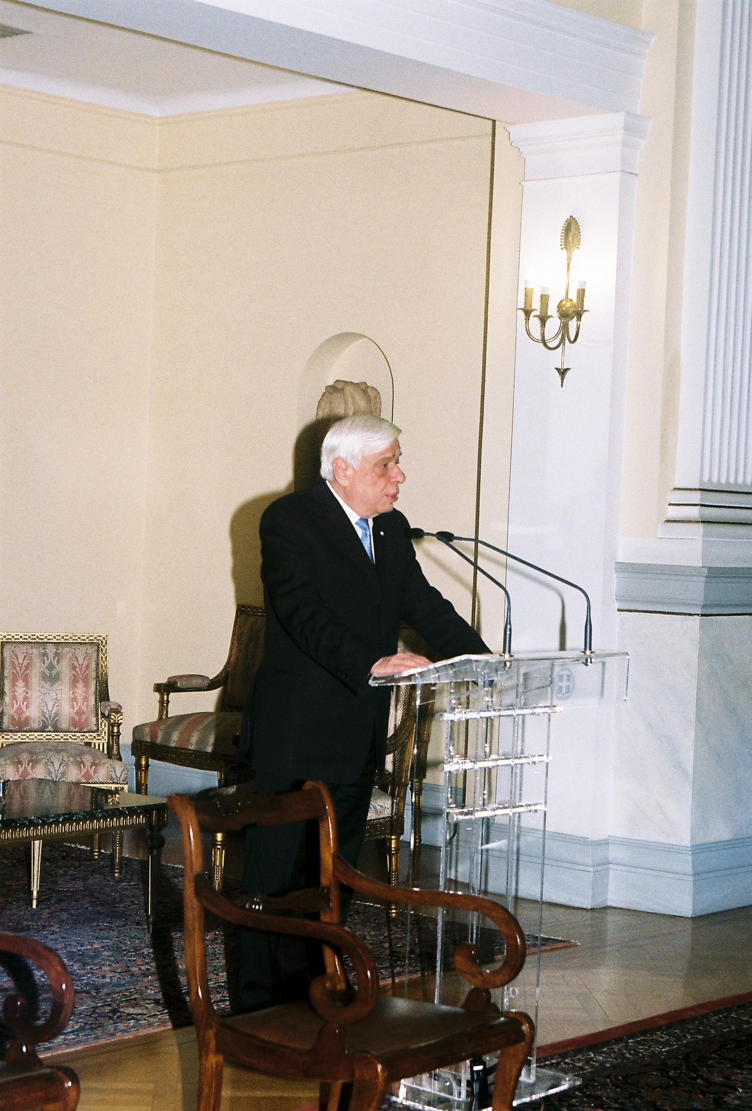  Preisdent Pavlopoulos welcoming the delegation to the Presidential Mansion.&nbsp; 