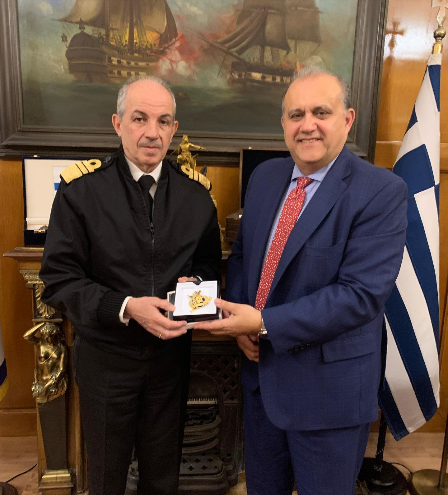  President Larigakis with the Chief of the Hellenic Navy, Vice Admiral Ioannis Drymousis in Alexandroupoli. 