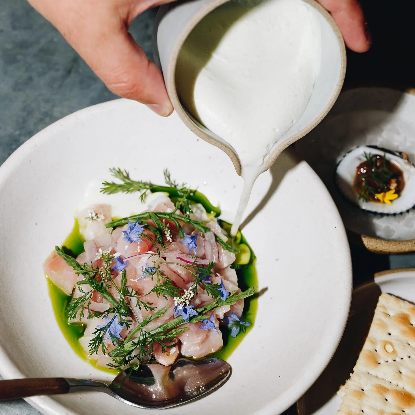 DETALLES DE FINA COQUETERÍA Vol. 2 
@winonasbk 
Cocktail de Medregal
aka Piangua
Apastelao’ Cerdo, ensalada de aguacate 
Empanada maíz azul, gallina y pato confitado; aji de hormigas 
Tintico, Cafe Mano de Dios, Risaralda Colombi