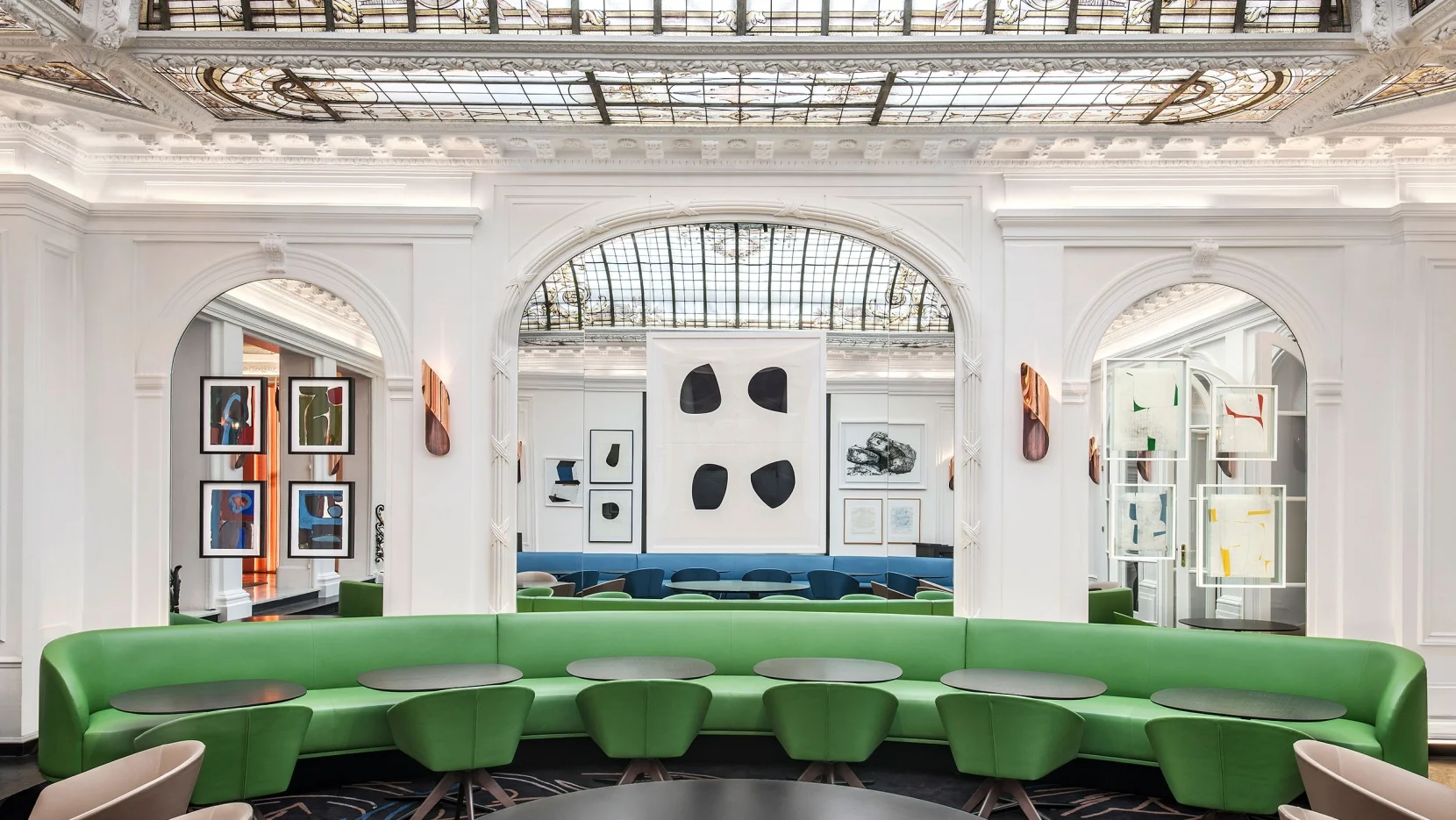 The BAR // Obama Armchairs: made by Larforma. Coffee tables and Tabouret/pouf designed by François Champsaur. Carpet designed by Jean-Michel Alberola. Deconstructed bar in Carrare marble, designed by François Champsaur. Fresco by Jean-Michel Alberola. Photo © Hôtel Vernet, Paris, Champs-Élysées.