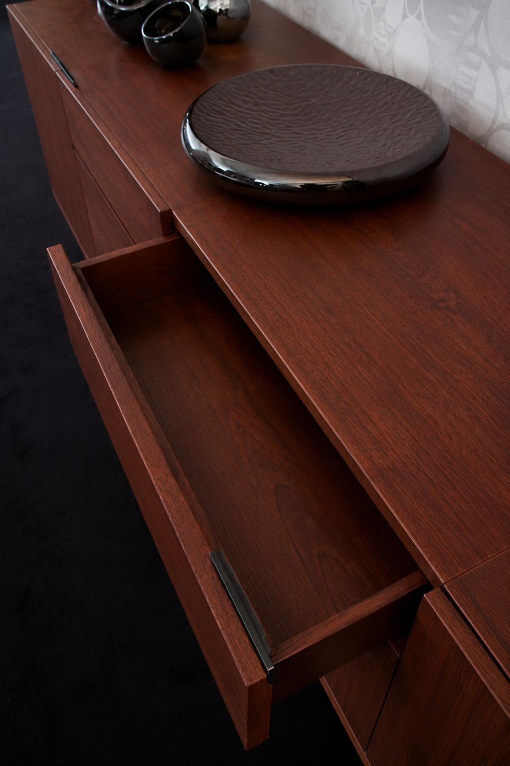 Beatiful detail of the magnus sideboard in mahogany wood.