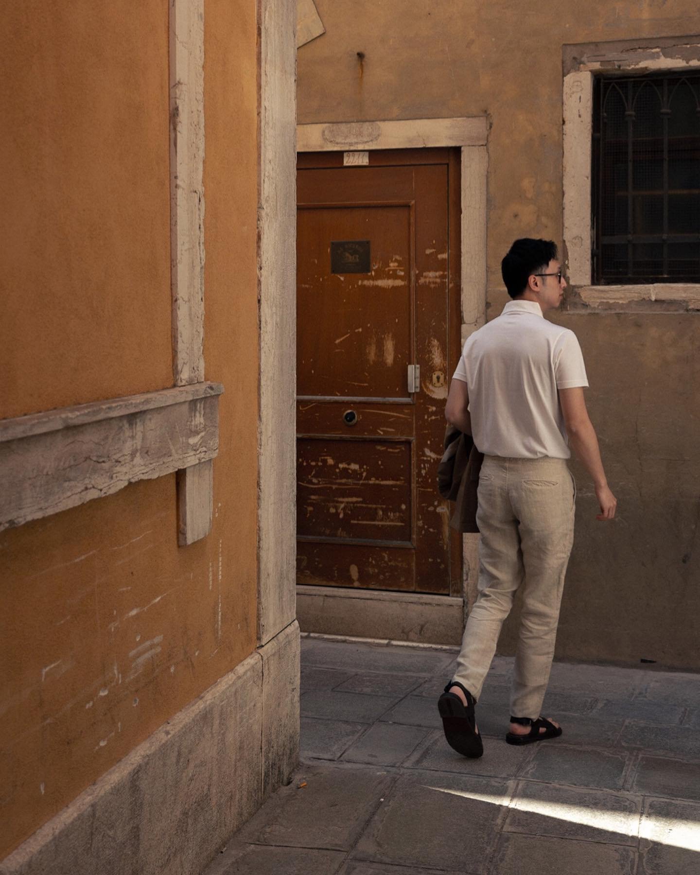 Meet me in Venezia
@lucafaloni 
___
AD/ In partnership with Luca Faloni, the concluding two part mini-series in Venice &mdash; I&rsquo;m wearing their luxuriously breathable silk cotton polo, paired with relaxed linen trousers for an effortless look 