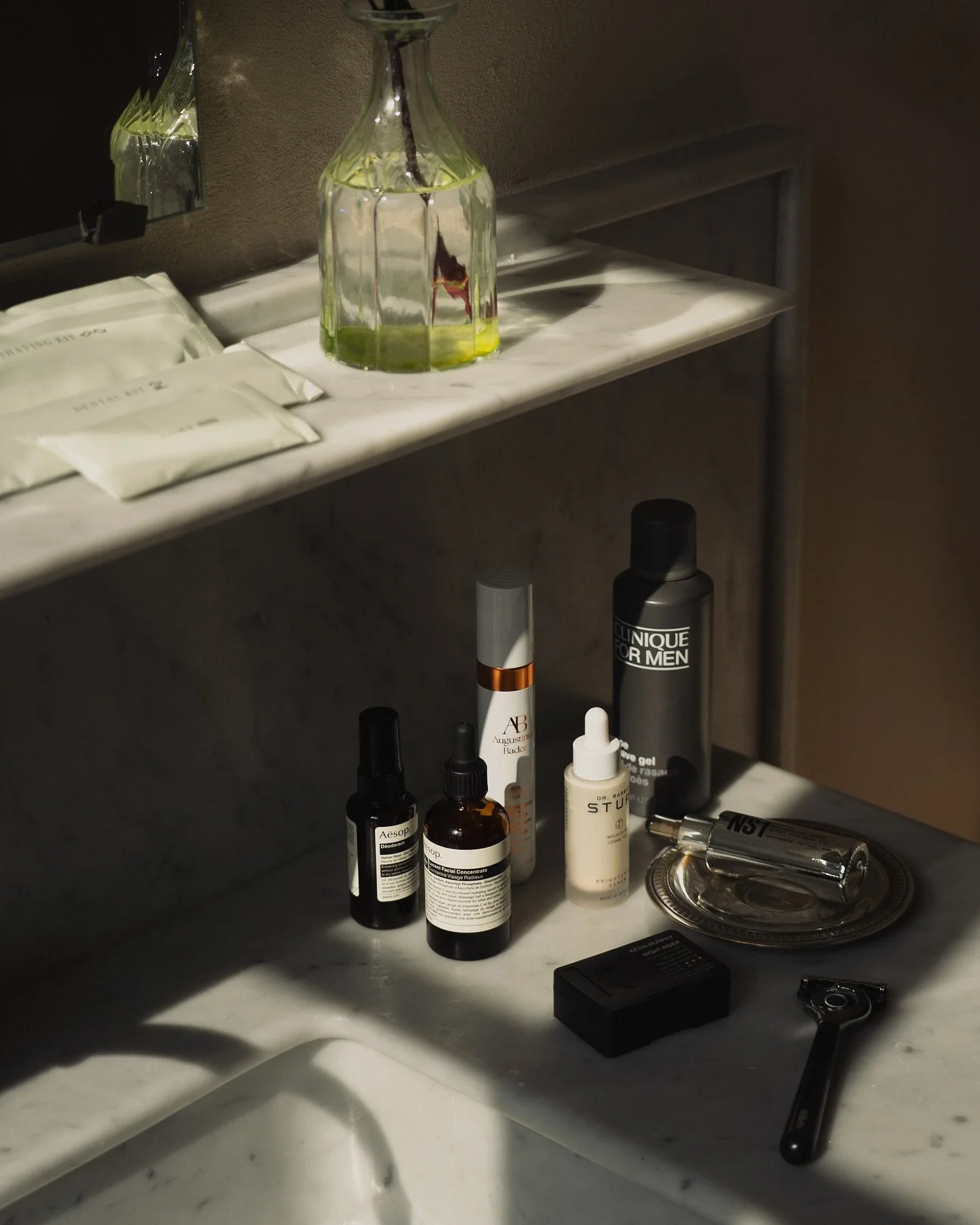 Grooming Edit 🪒 
___
SPF 50 @augustinusbader 
Brightening Serum @drbarbarasturm 
Deodorant @aesop 
Shave Gel @clinique 
Night Serum @patricks 
___
#grooming #skincareroutine #mensskincare #mensstyleguide #augustinusbader #aesopskincare #cliniquemen 
