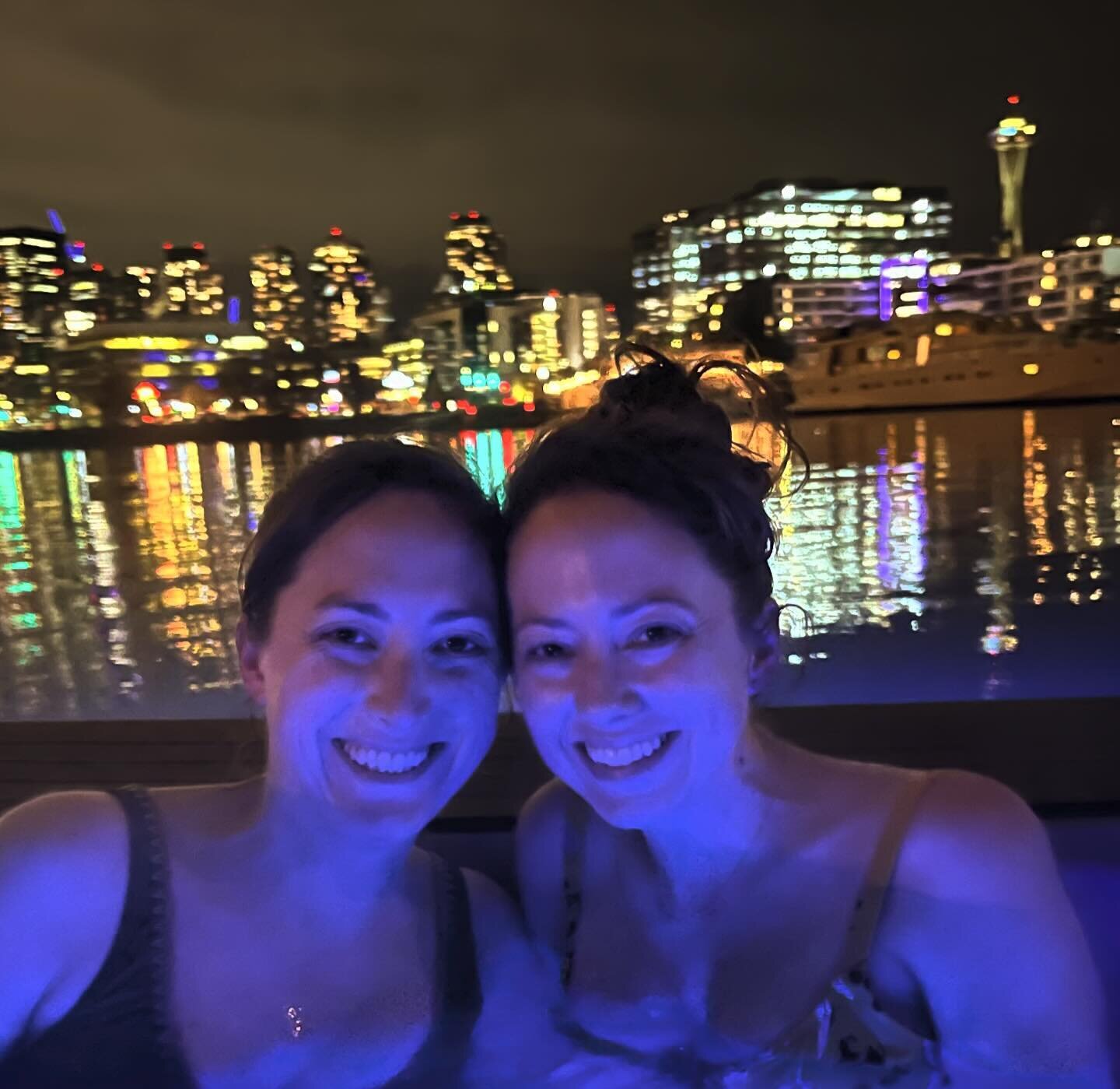 Best thing to do on a winter night with friends⛵@hottubboats