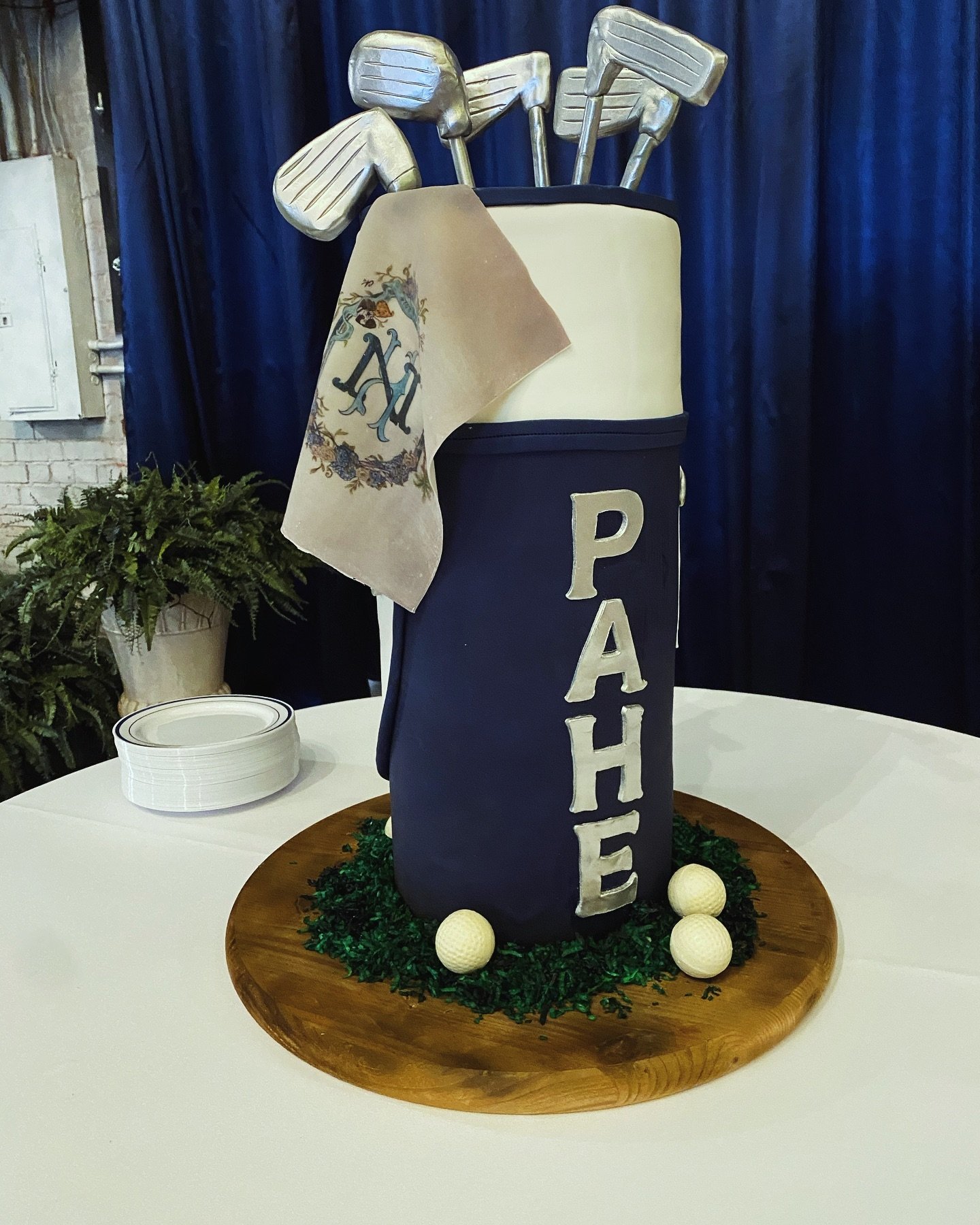 Anyone up for a round of golf? 

Groom&rsquo;s cakes are such a good place to show off your husband-to-be&rsquo;s personality and hobbies. I designed several options for this groom and he went for the show stopper! Just under 2ft tall without the clu