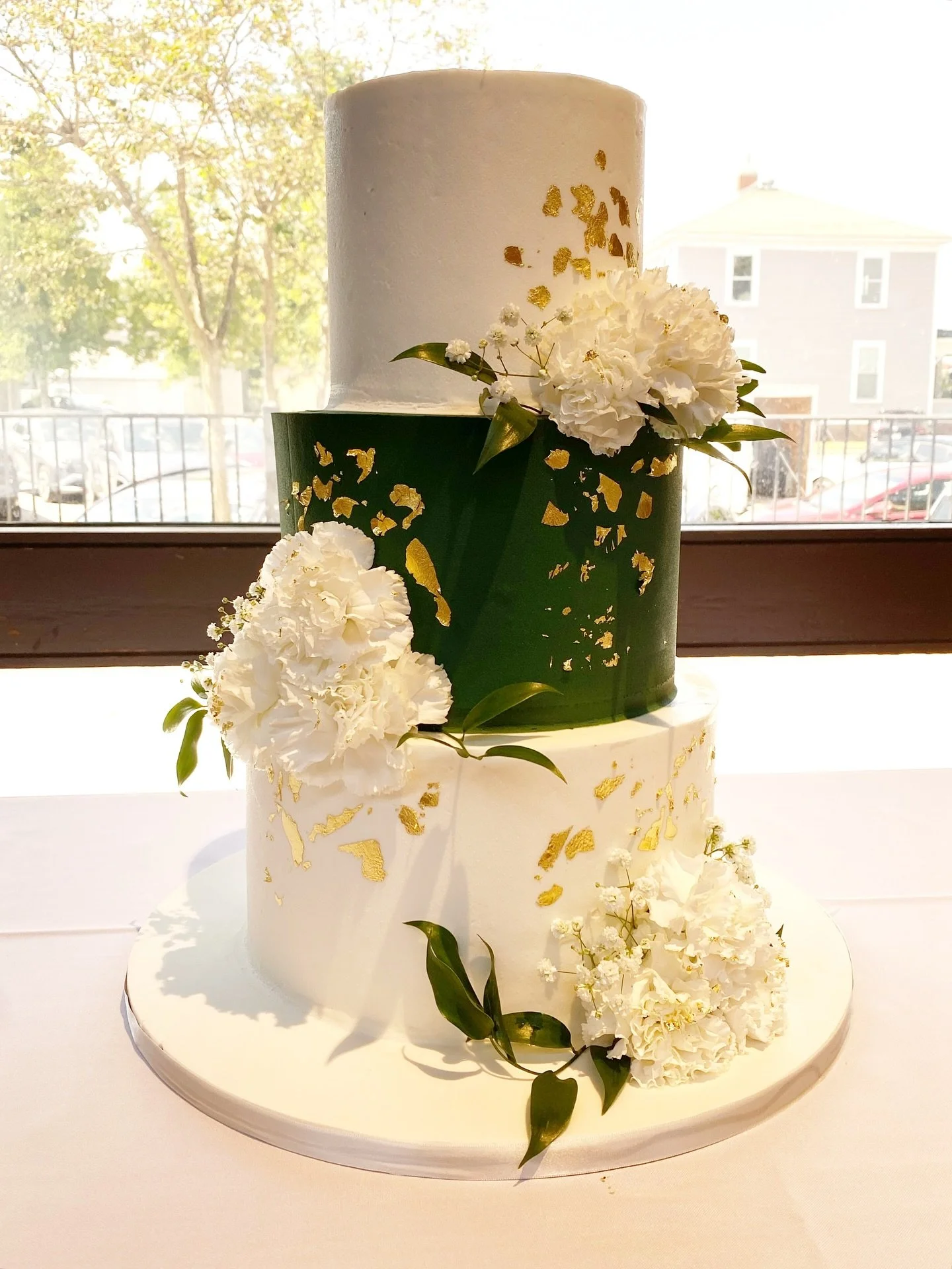 Pictures don&rsquo;t always do cakes justice!! This cake is beautiful in pictures, but was even better in person. 

When you start laying out your reception space, don&rsquo;t be afraid to ask your photographer or other vendors what works best if the