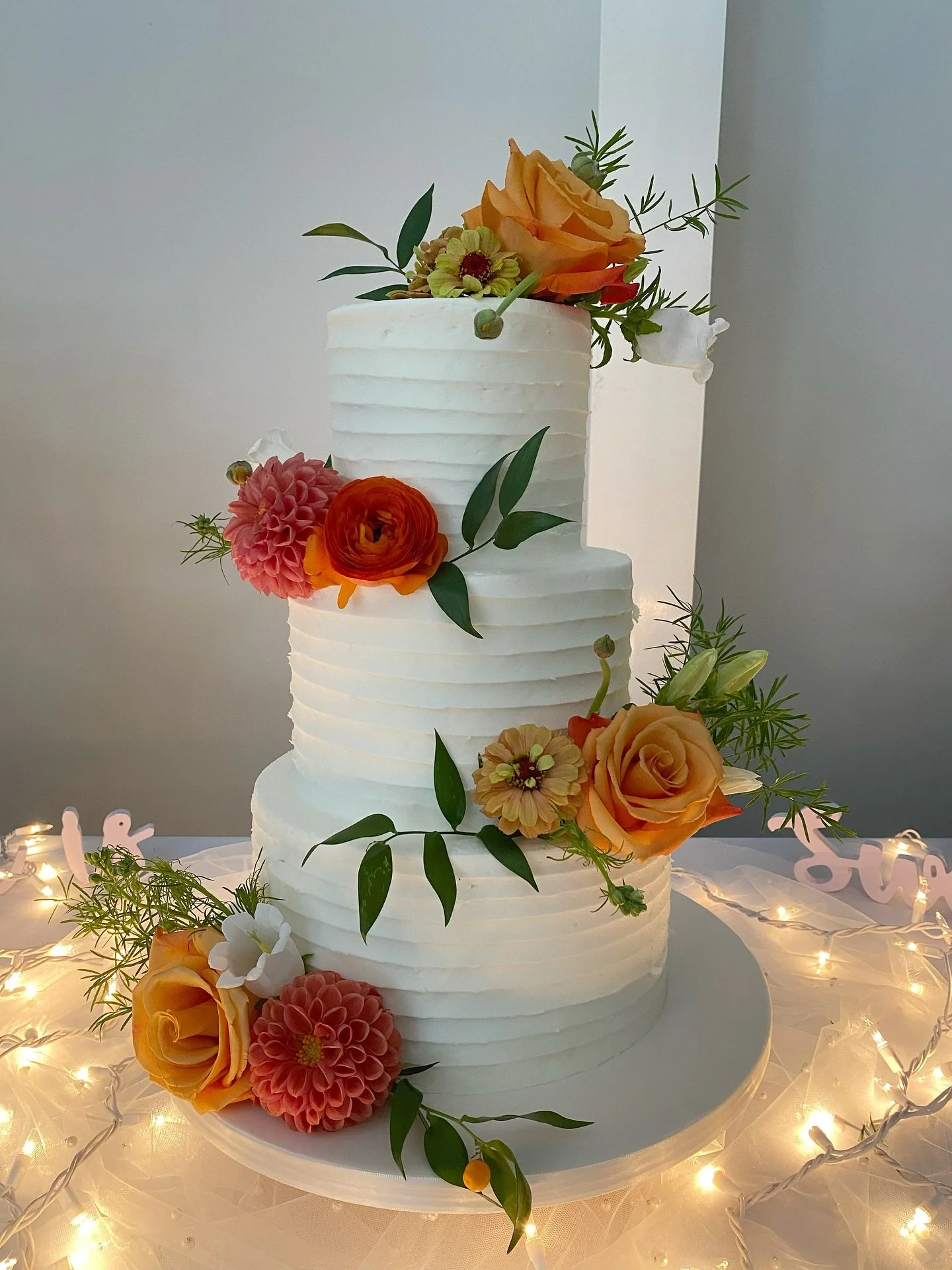 The pop of color these flowers provided was exactly what this classic cake needed to really stand out! I will always be on team,  use fresh florals that match your decor 🥰