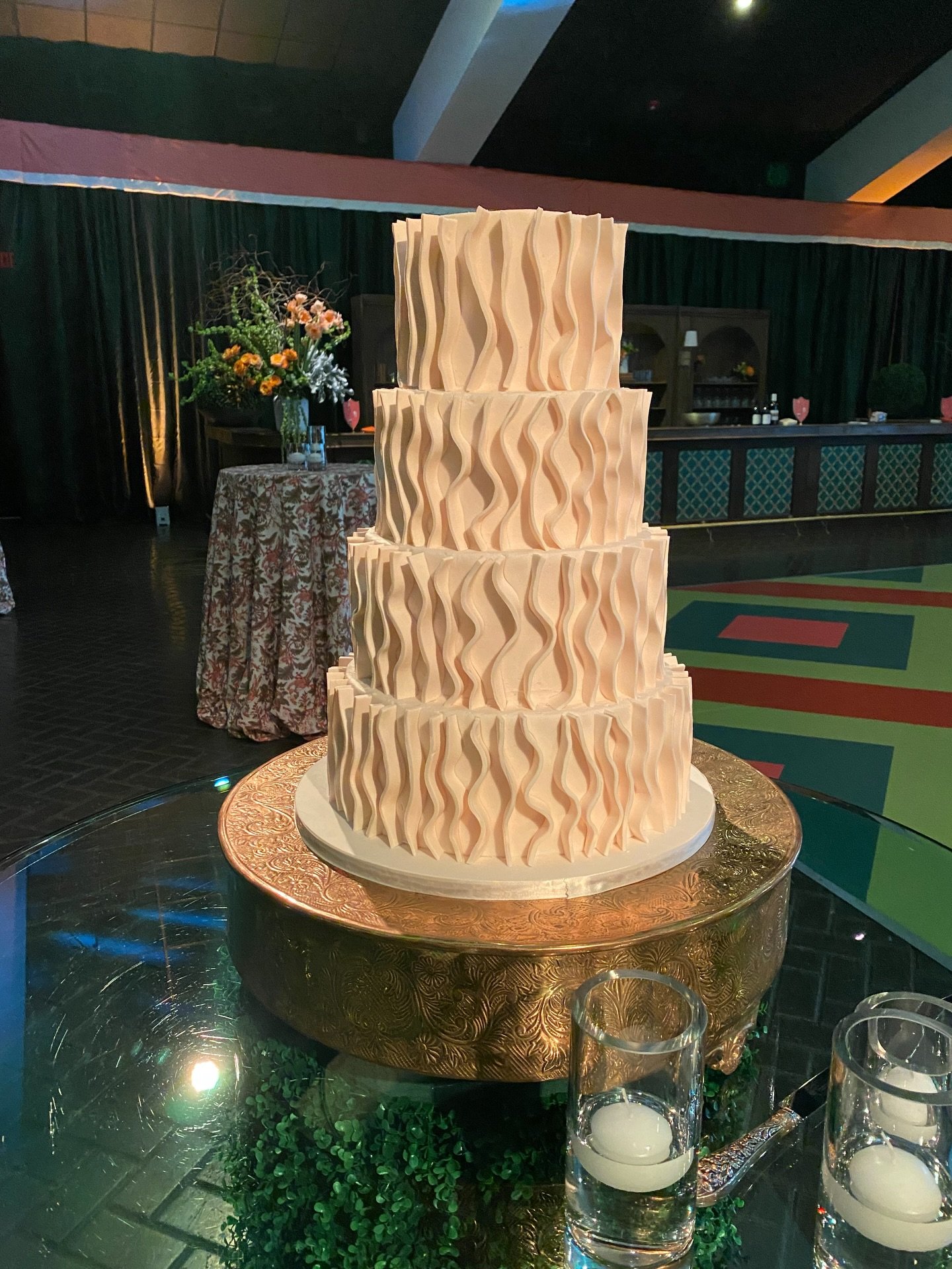 I&rsquo;m generally not one for drama, but for this cake with perfect lighting to show off all that dimension &hellip; we are LOVING it!!! Congratulations, Sydnor &amp; Ryan!!