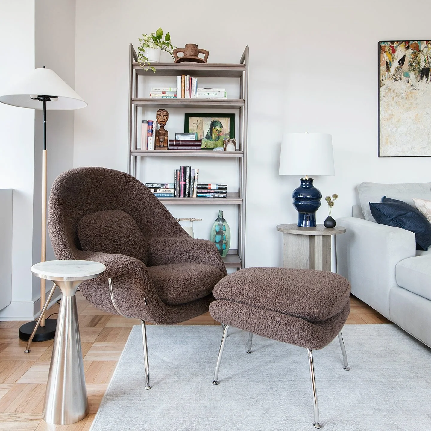 A cozy reading / lounging vignette - you don't need a big library!
#readingNook #loungeCorner #smallApartment #thoughtfulPlanning #NewYorkApartment