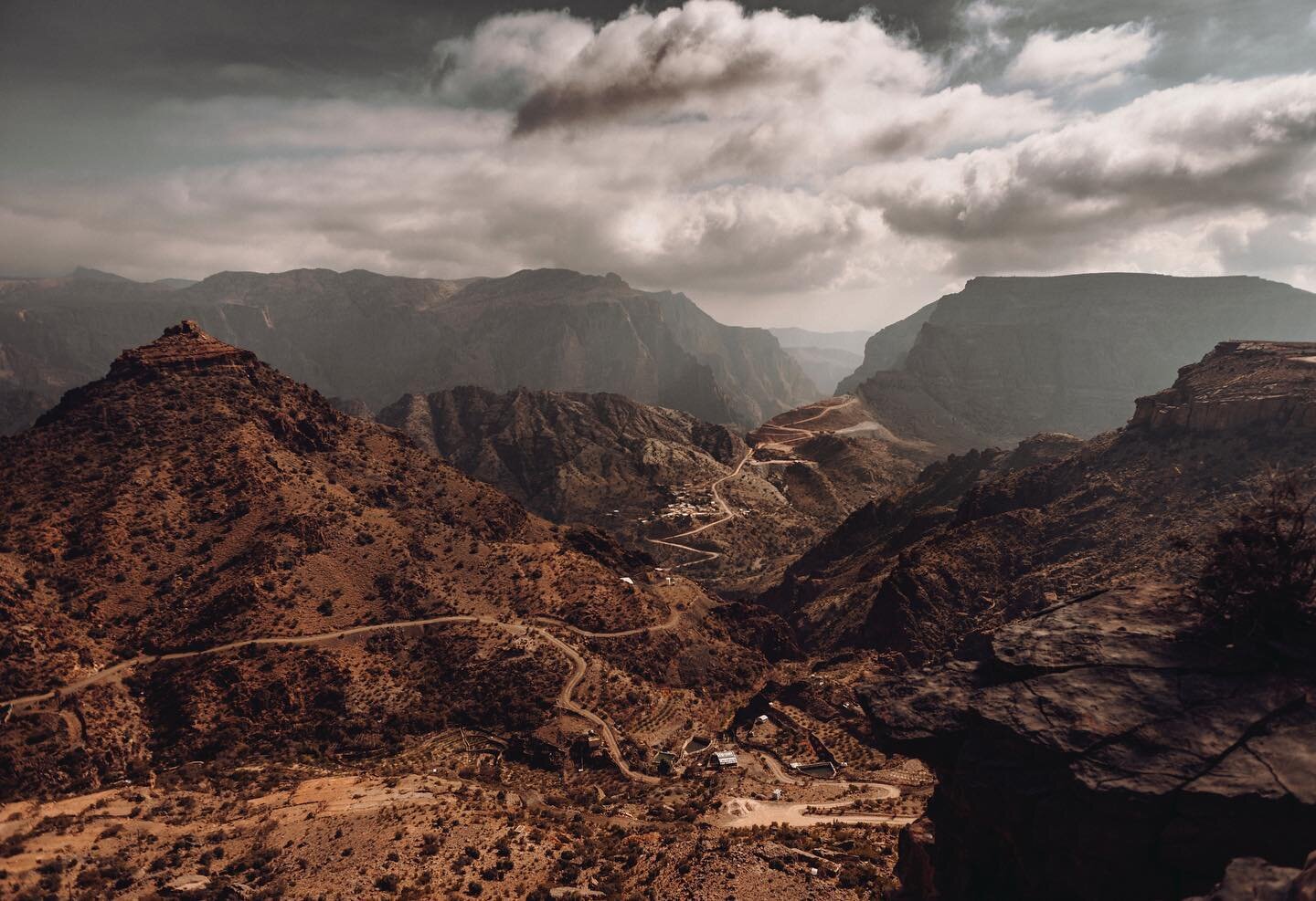 Toen ik in #Oman was en getrakteerd werd op dit oogstrelend tafereeltje. 
 
Ik was met @j_loves_to_travel op persreis voor
@mountainreporters en @experienceoman toen ik dit geweldig stukje aarde ontdekte.
.
.
.
.
.
#travel #mountains #nature #travelp