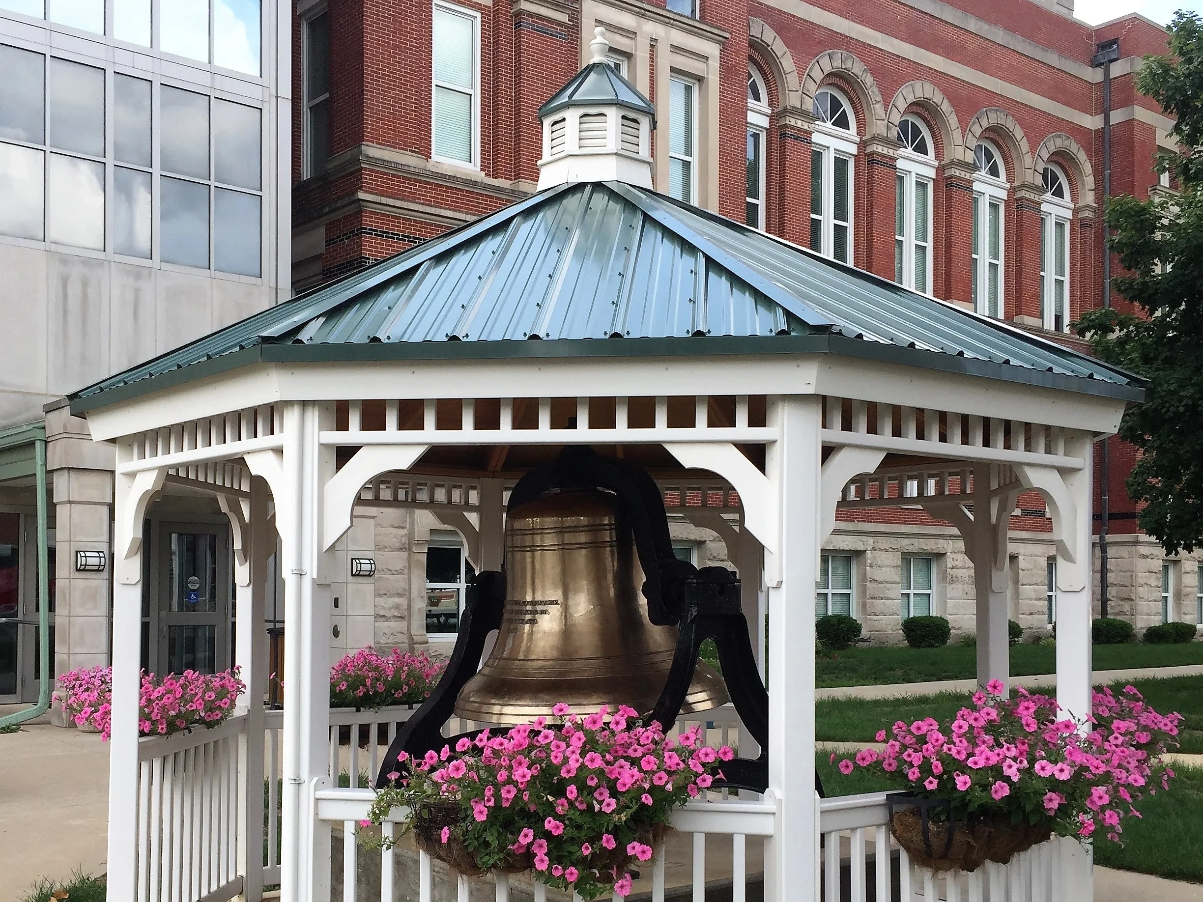 Courthouse gazebo 43e.jpg