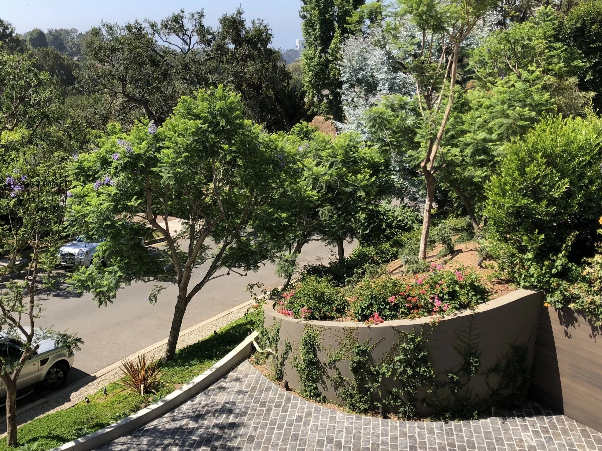  Tumbled cobblestone driveway. 