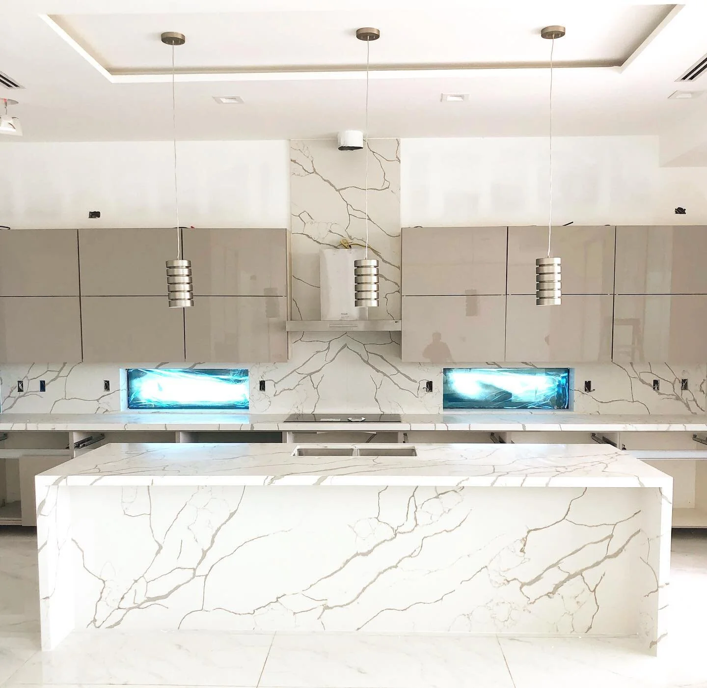 Kitchen install at Vero - love me some symmetry 🏛❣️