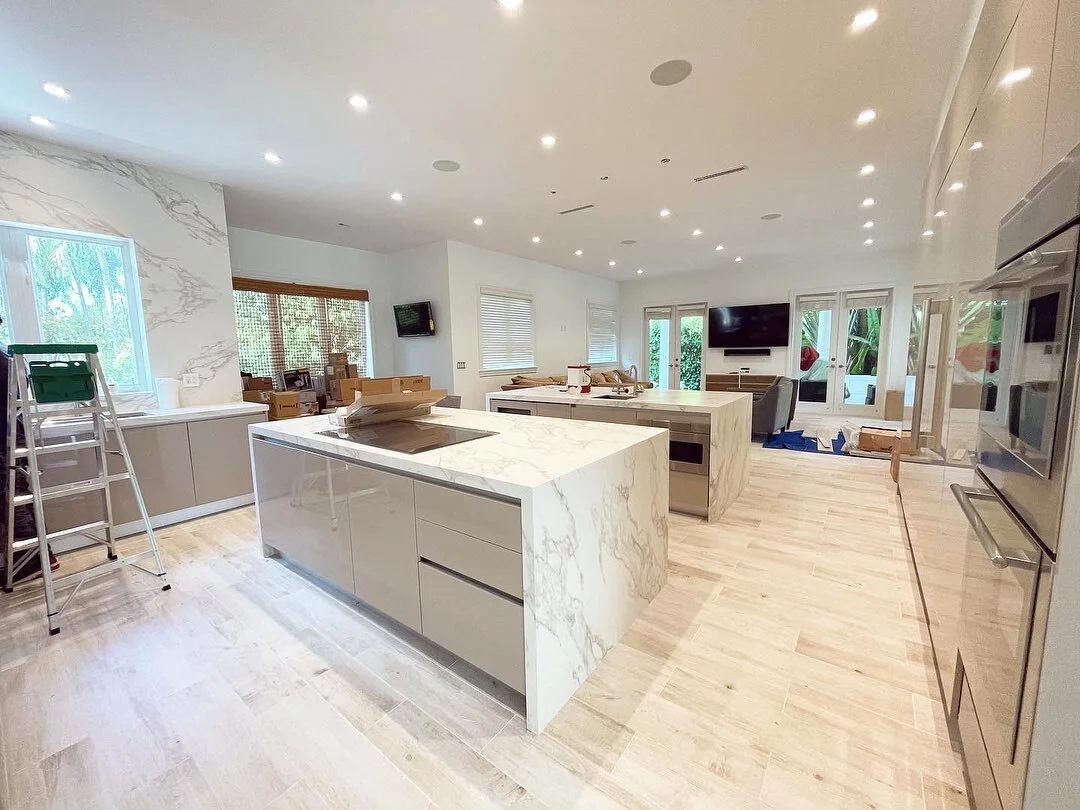 Check out this #transformation 🤩 swipe to see the #before. From dark and heavy to warm and breezy. An exquisite project with the best clients!