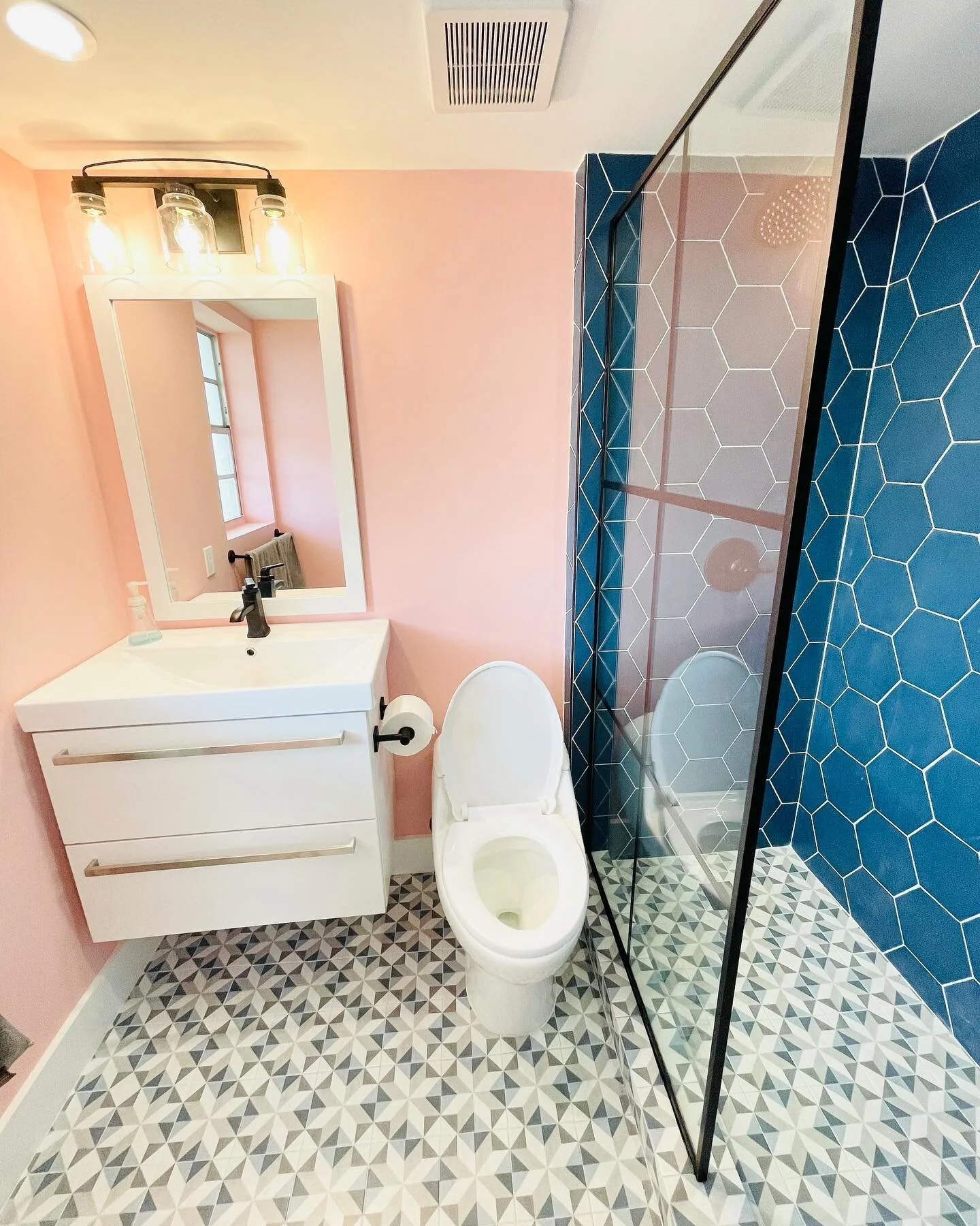 Mega transformation took place in this Coconut Grove apartment.

#Swipe to see the #before. 

Color palette was a mix of nautical hues and energetic patterns🛥💥🤸🏻&zwj;♀️