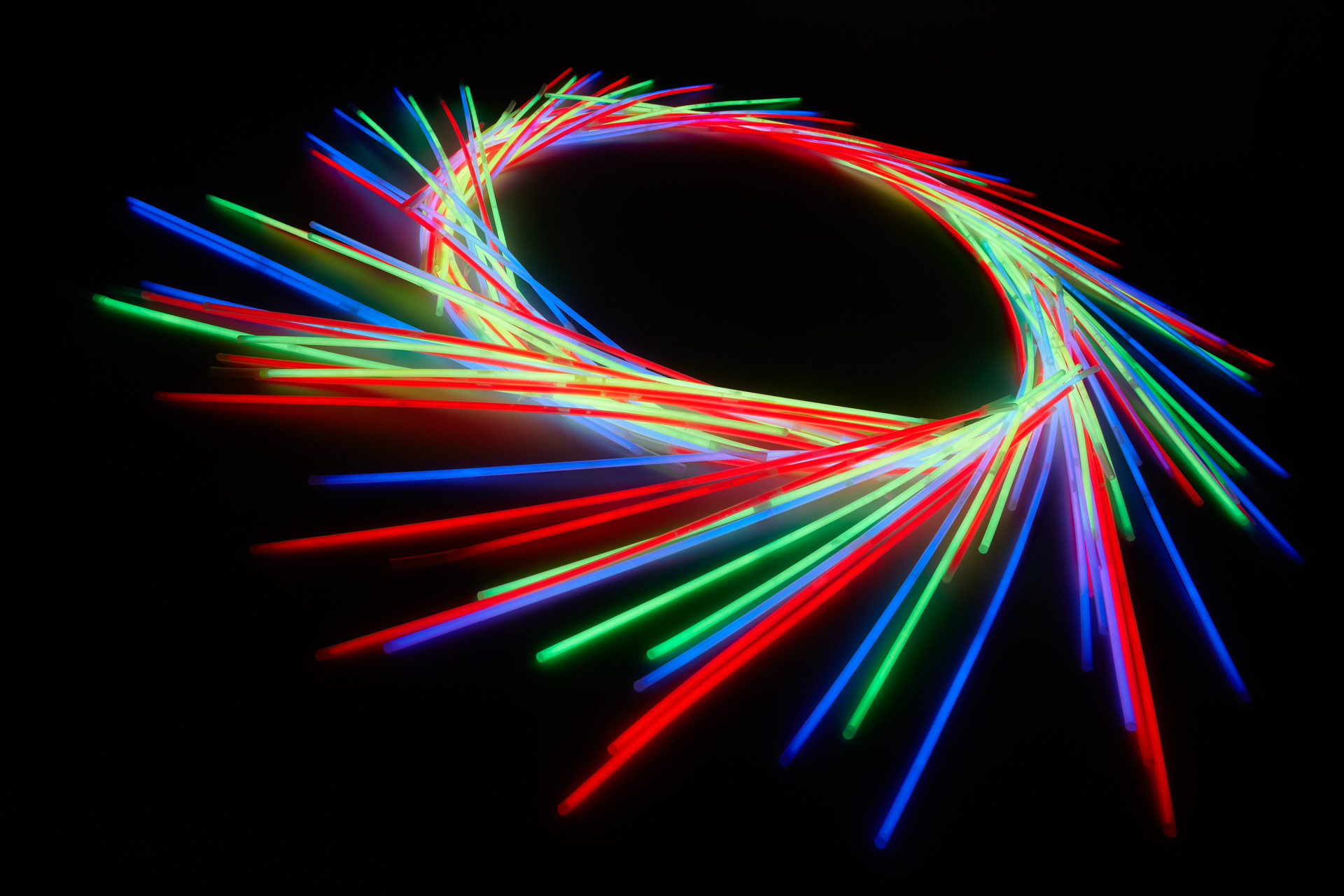Dynamische productfoto van lange glow sticks 