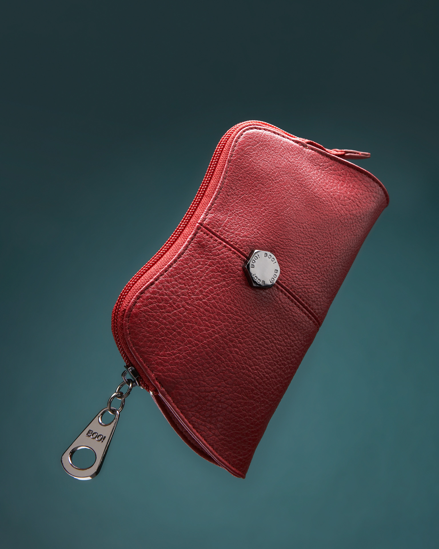 Product foto van rode dames portefeuille met donker metalen sluiting