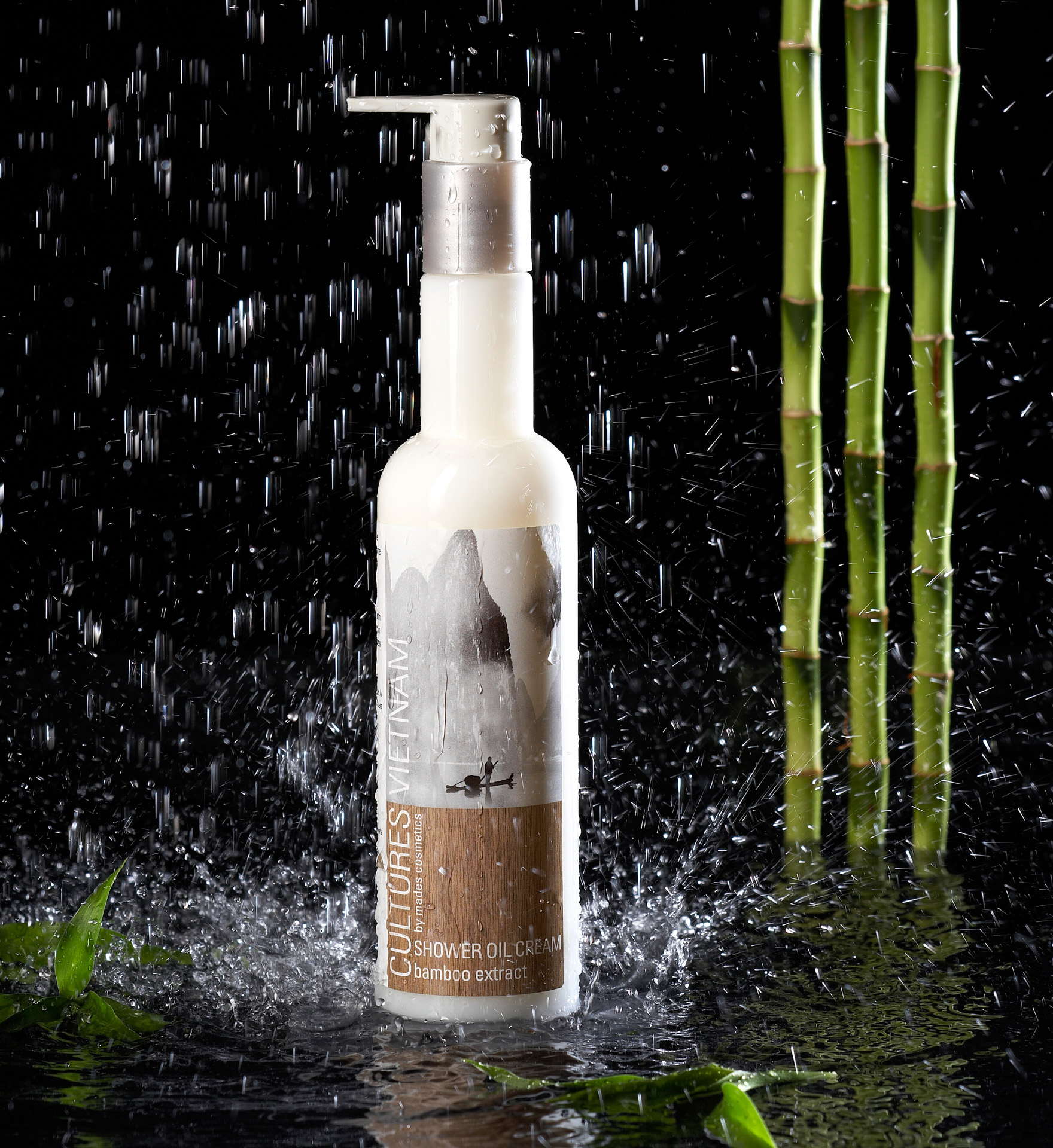Product foto van flacon douche gel met water en bamboe