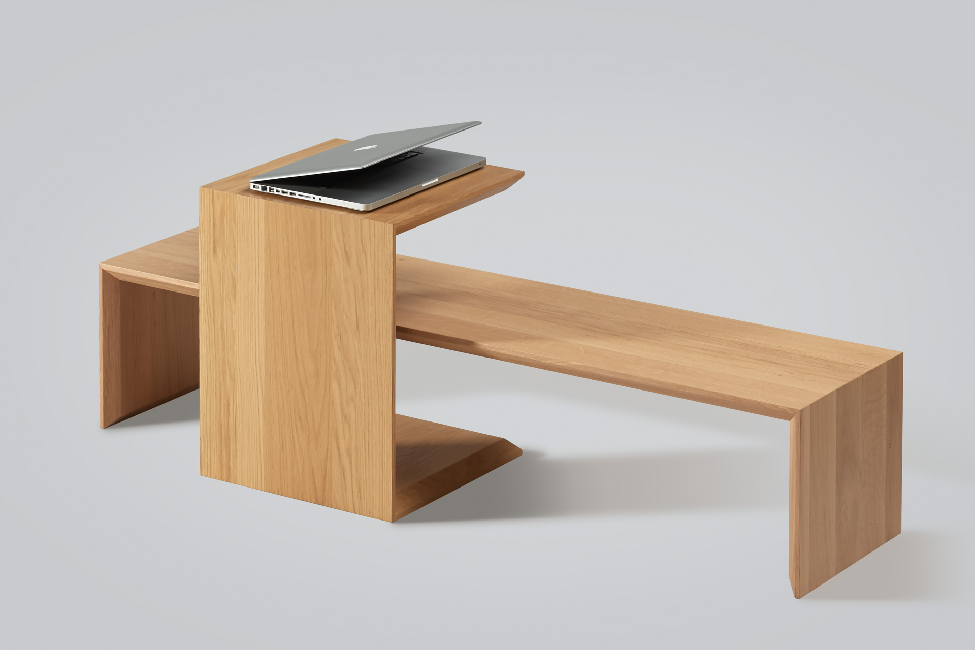 Product foto van houten zitmeubel en tafel