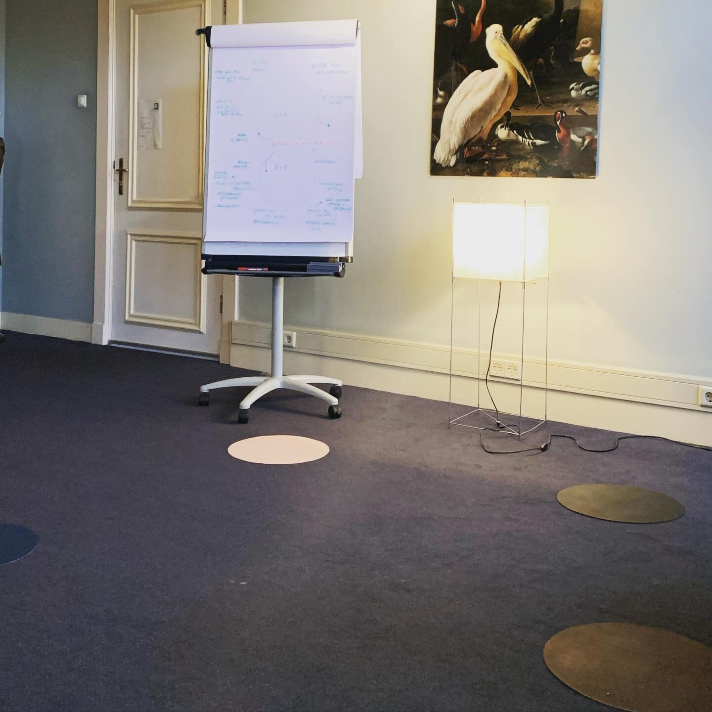 In deze digitale tijd af en toe een fysieke #coachsessie geeft energie. #1op1 #coachhuis #systemischwerk #vloerankers