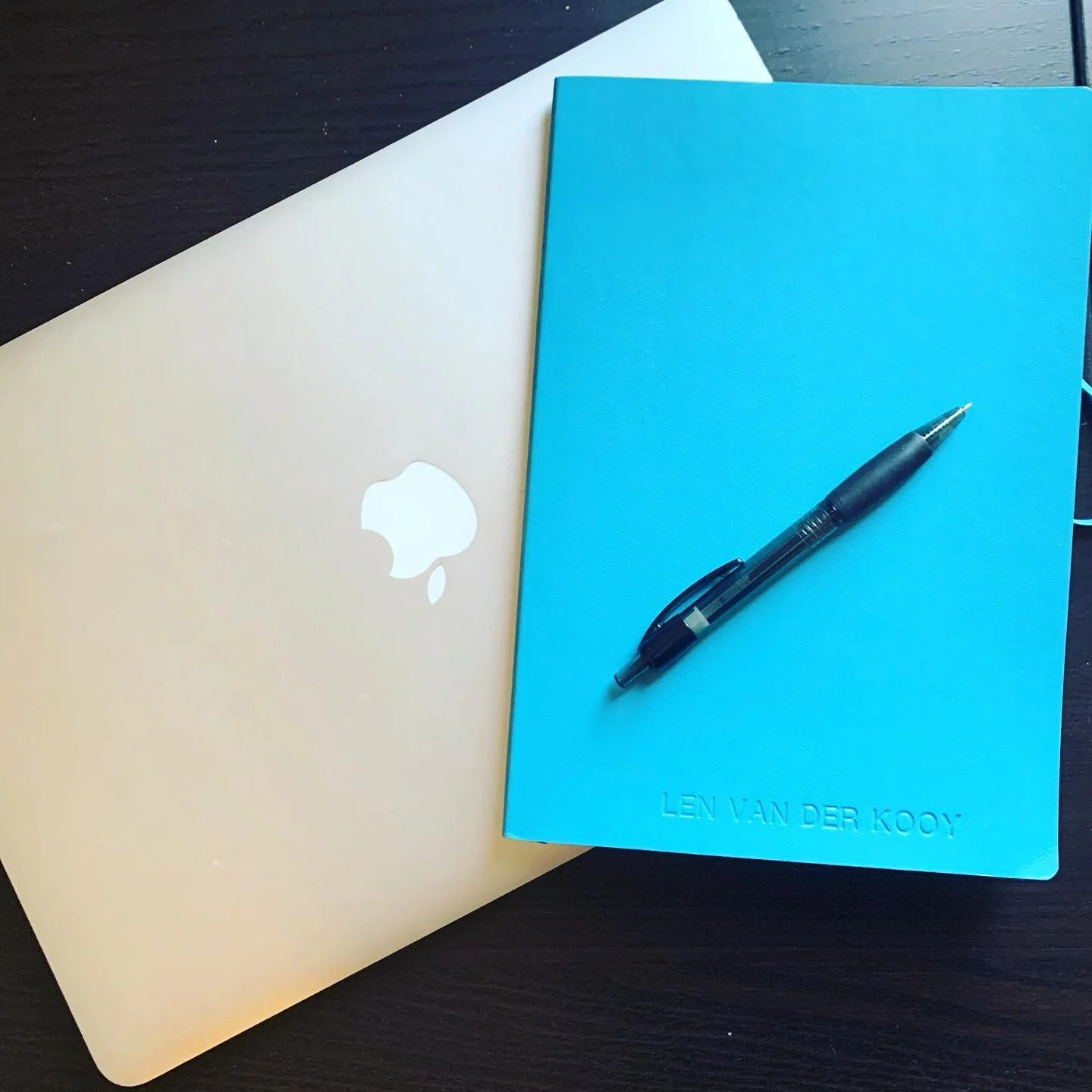 Laptop dicht, nu lekker vakantie 💪🏻💪🏻💪🏻Vanochtend werkend doorgebracht op de zolder van mijn leuke zus @babskooy. Dat is echt zussenliefde: &ldquo;kom hier werken, dan vermaak ik de kids&rdquo; (cakejes bakken, speeltuin, rondje steppen, paardj