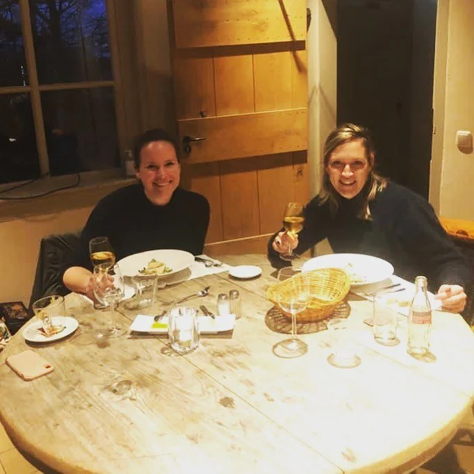 We hadden het zo mooi bedacht. Groepen van 5 mensen in zalen die geschikt zijn voor 30. Toch moesten mijn leuke collega en ik gisteravond het hotel verlaten. Wel na een overheerlijke maaltijd bij haardvuur terwijl we toegesproken werden door Rutte. E