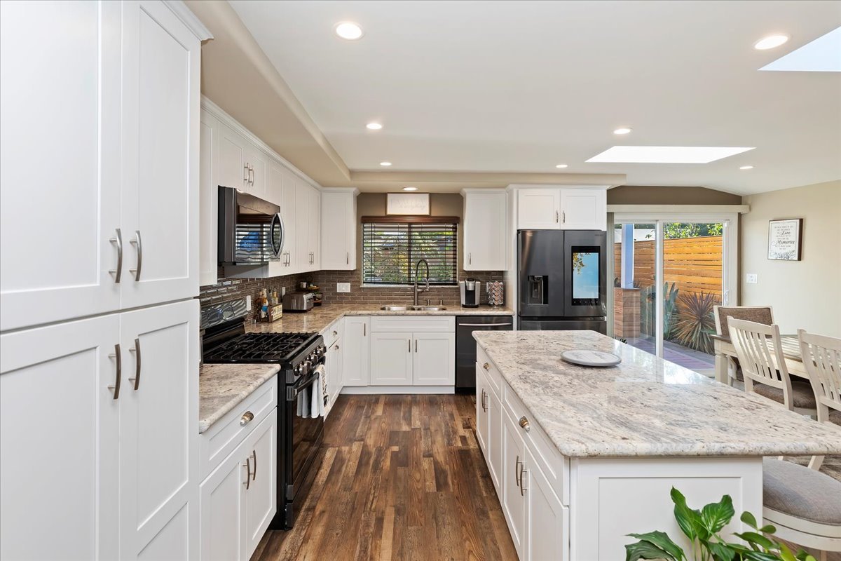 037-Kitchen.jpg