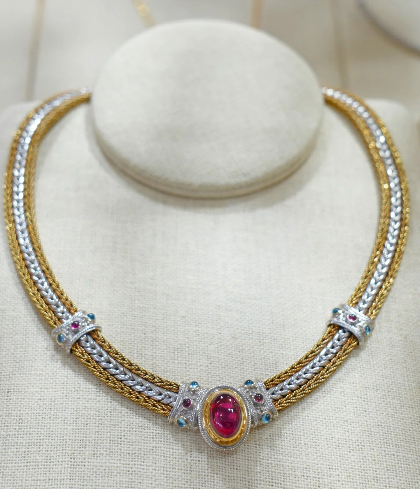 Just a glimpse of what&rsquo;s inside InterGem.

Rows of gemstones , designer pieces and details worth seeing in person 

Join us this week in Southfield ,Michigan.

Location : Southfield Pavilion
Address : 26000 Evergreen Rd, Southfield, MI 48076 

