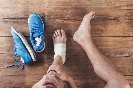 39482245_S_bandage_foot_male_injury+sneakers_gauze_wood_floor_indoor_pain_hurt_injury.jpg