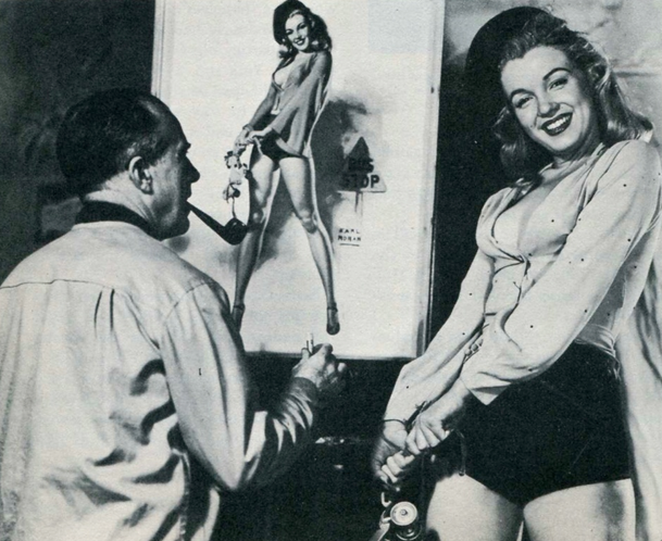 Marilyn posing for Earl Moran pin-up