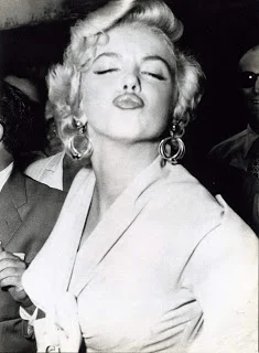 Marilyn with her public (1954)