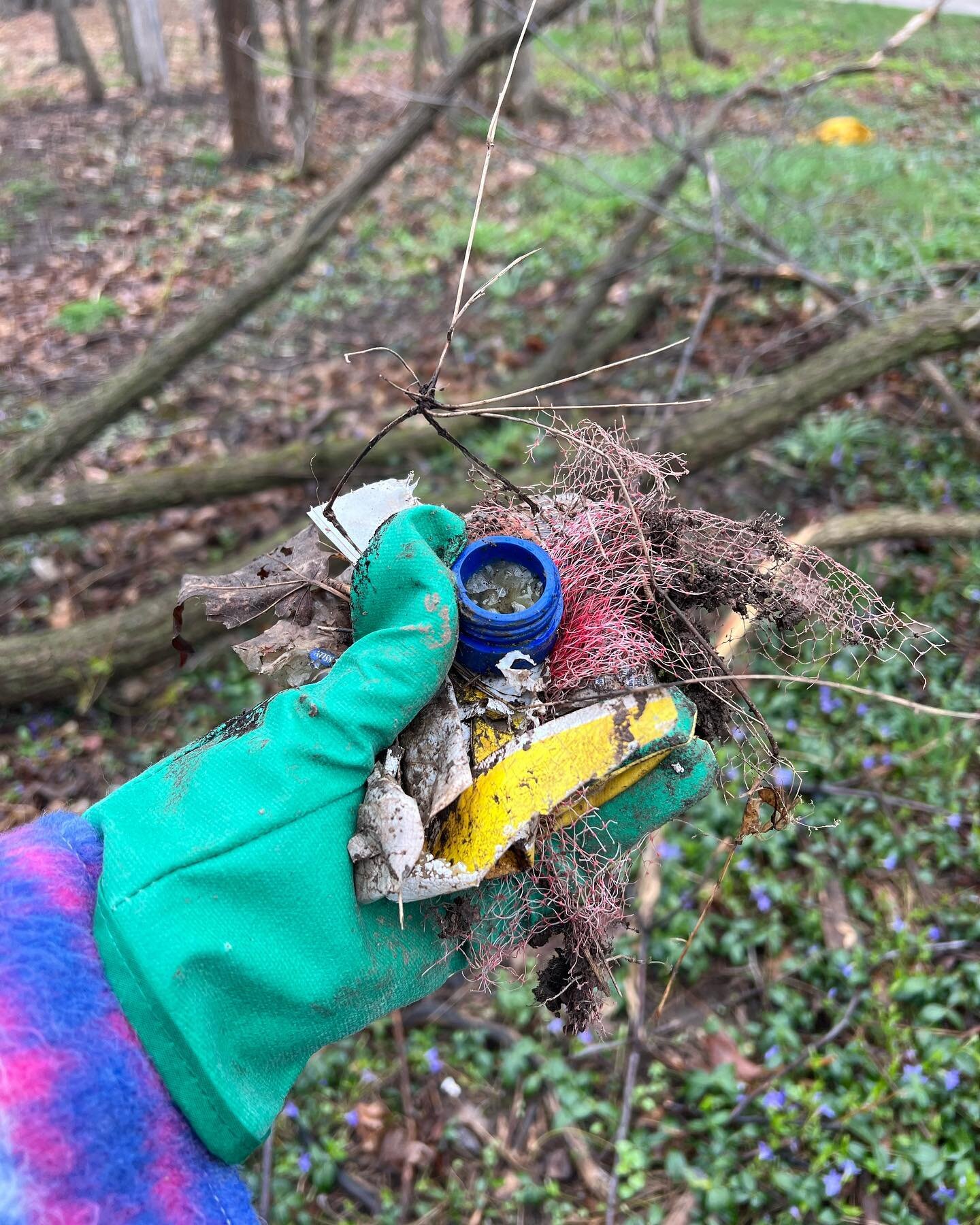 Don’t forget to chip in and pick up some trash tomorrow on Earth Day! Think about how much trash we could clean-up if each family collected even just one bag. 🪣♻️🌎