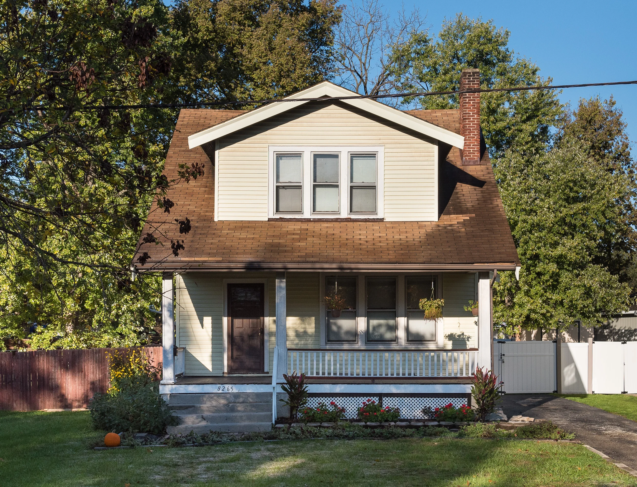 8265 Woodbine (1).jpg