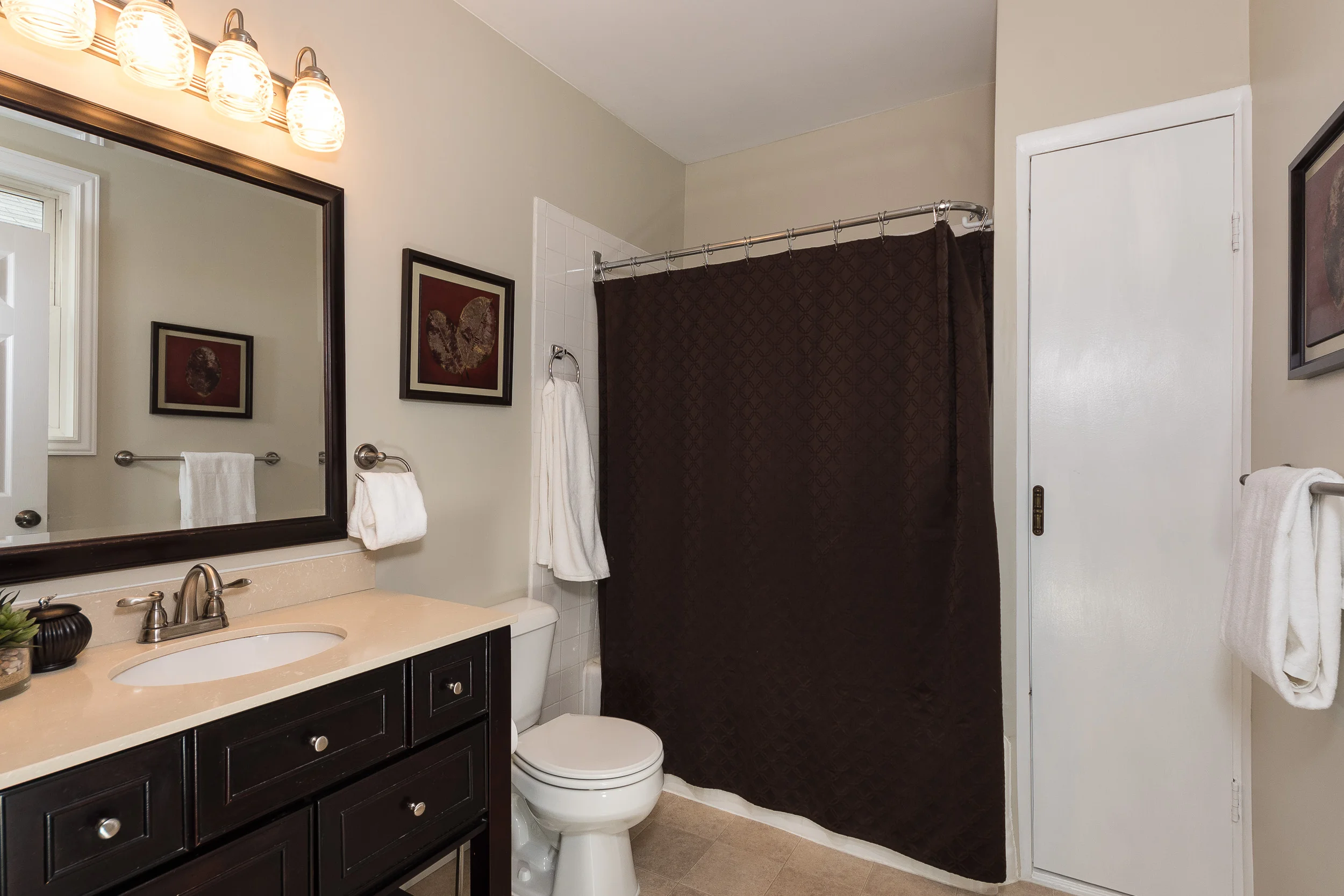 3088 Markbreit 2nd Floor Bath (1).jpg