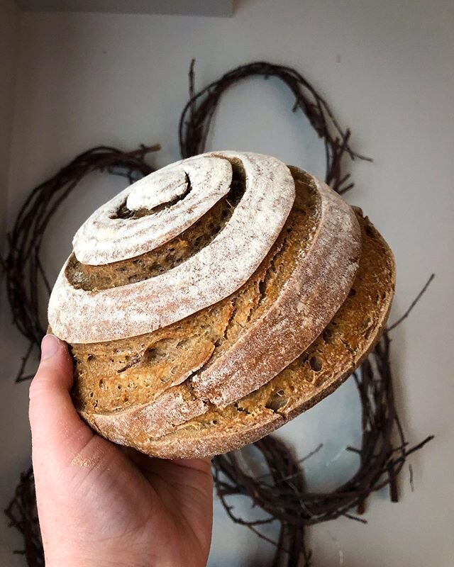 Spiral bread is fun. Got some decent oven spring on this little loaf!
.
Overnight belle loaf - recipe from the  @sourdoughschoolhouse 101 course. DM me if you want more info on the course or a discount code to sign up for yourself!
.
.
.
.
.

#foodst